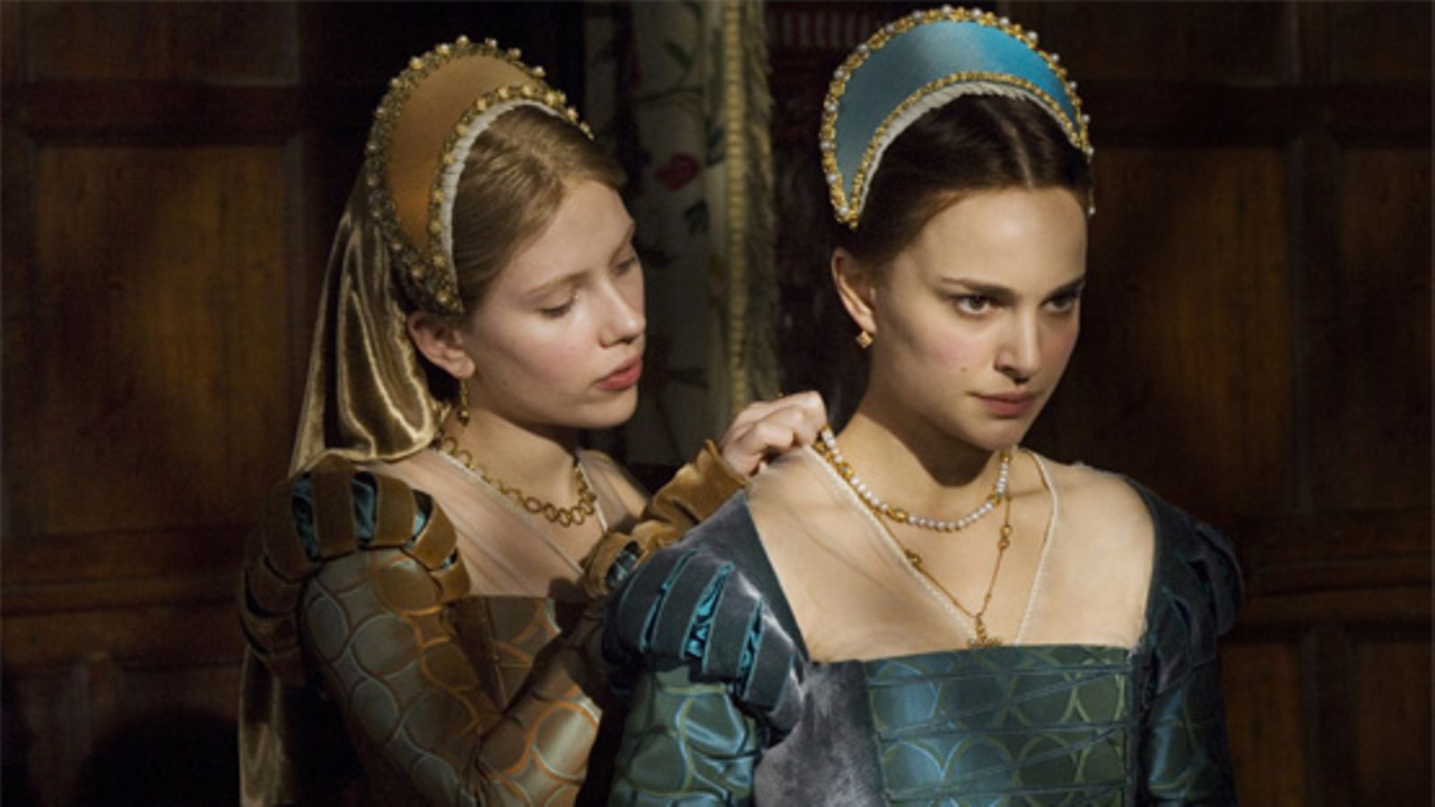 Scarlett Johansson ja Natalie Portman elokuvassa Kuningattaren sisar.