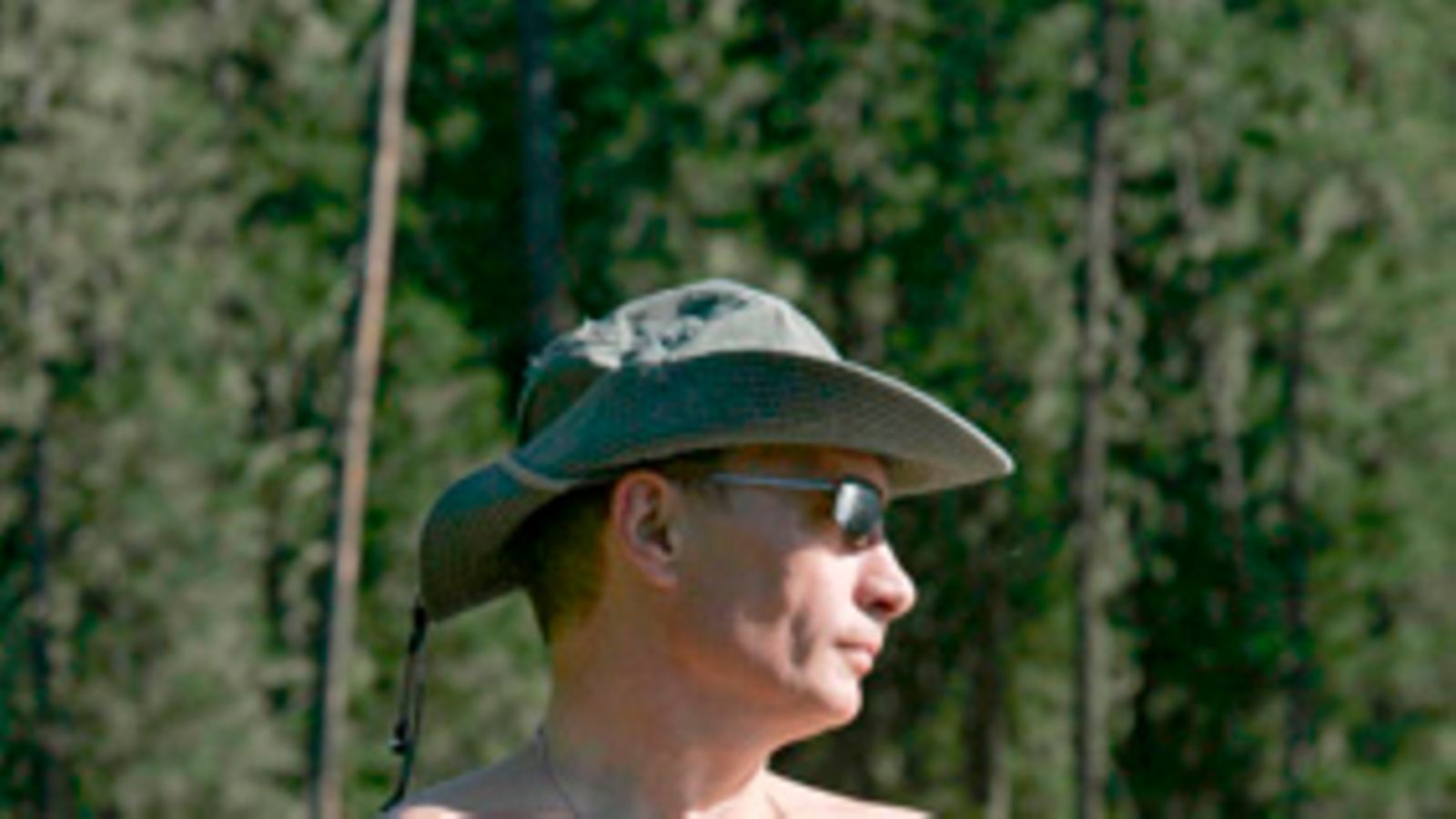Vladimir Putin esittelee rintalihaksiaan. (Kuva: EPA/Dmitry Astakhov)