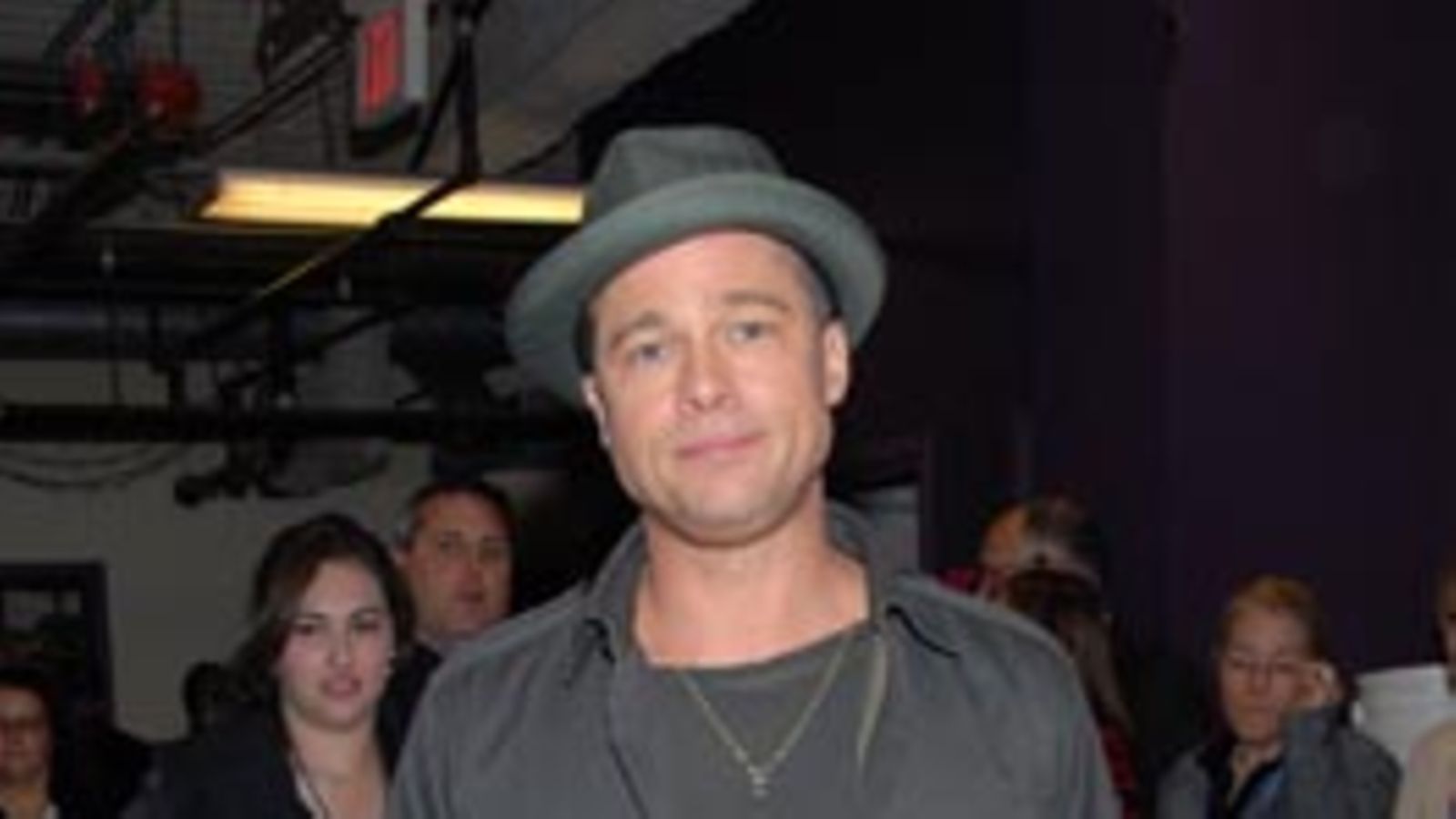 Brad Pitt ei näytä kovin tyytyväiseltä. (Kuva: FM/American Idol/via Getty Images)