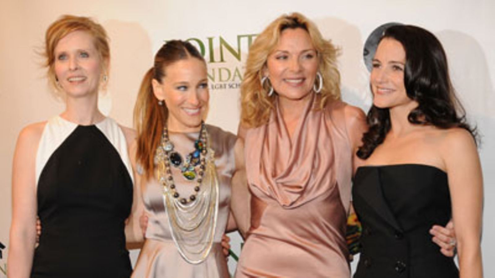 Sinkkuelämää-tähdet Cynthia Nixon (vas.), Sarah Jessica Parker, Kim Cattrall ja Kristin Davis hehkuivat punaisella matolla (Kuva: Bryan Bedder/Getty Images)