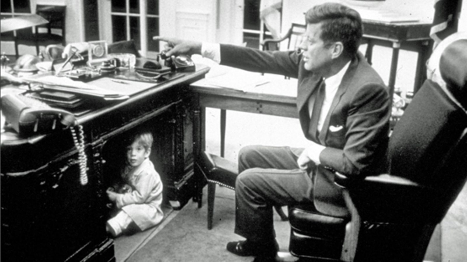 John F. Kennedy poikansa Johnin kanssa (EPA)