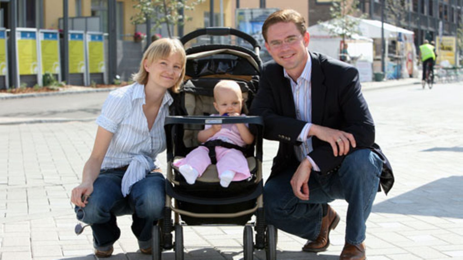 Jyrki Katainen, vaimo Mervi ja tytär Saara vuonna 2006.  (Kuva: Martti Kainulainen/Lehtikuva)