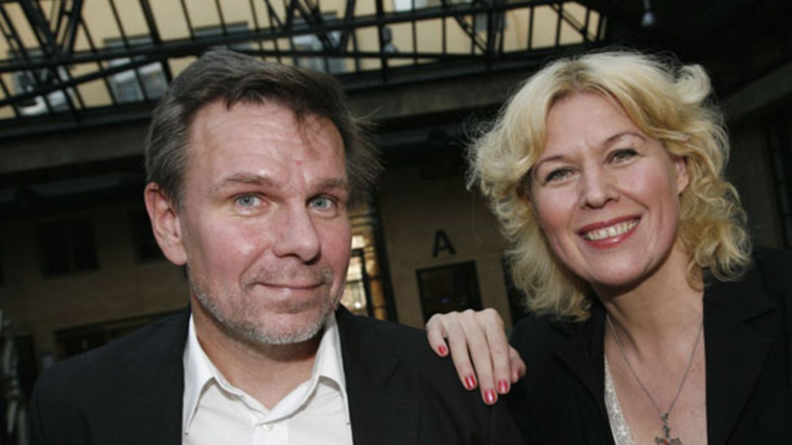 Kirjailijapariskunta Hannu Raittila ja Lena Lander. (Kuva: Tea Karvinen/Lehtikuva)