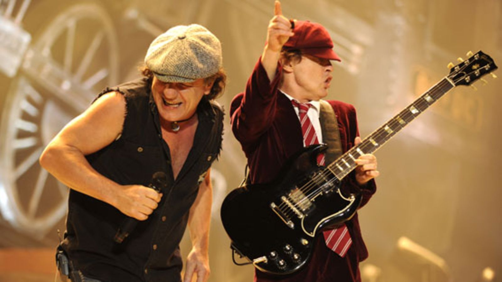 AC/DC:n Brian Johnson ja Angus Young. (Kuva: Kevin Mazur/Getty Images)