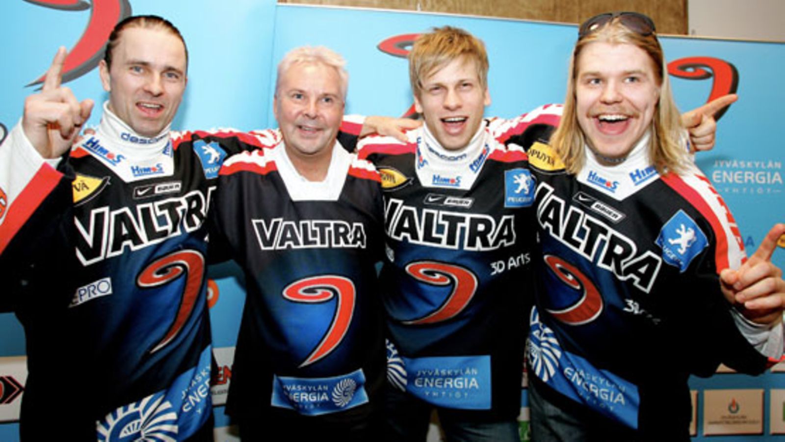 Matti Nykänen ja JYPin pelaajia vasemmalta alkaen: Mikko Hakkarainen, Filip Riska ja Miika Lahti. (Kuva: Juha Sorri/Lehtikuva)