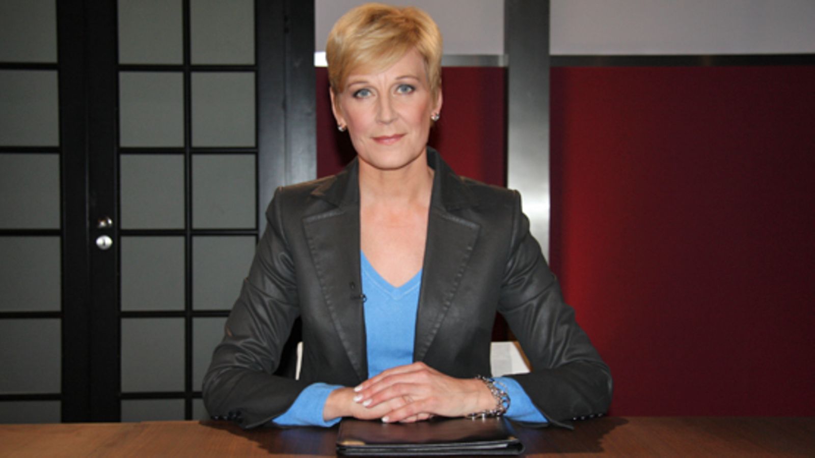 Diili: Leena Harkimo kummastelee naisten toimintaa. Kuva: MTV Oy.