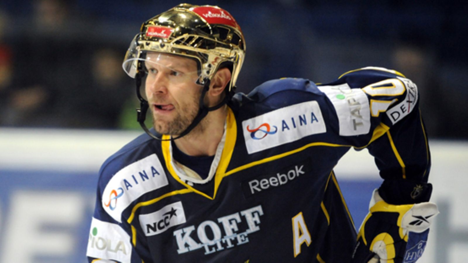 Jere Karalahti kiekkoilee Bluesissa.