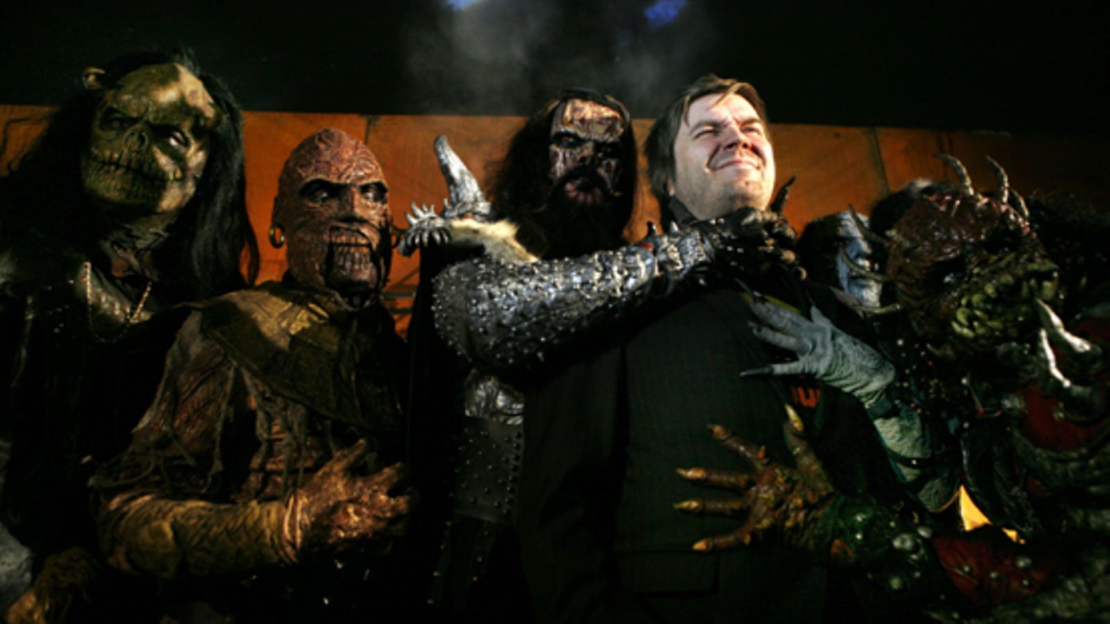 Dark Floors - The Lordi Motion Picture -elokuvan sai ensi-iltansa vuonna 2008. Kuvassa hirviöbändin jäsenet ja elokuvan ohjannut Pete Riski. (Kuva: Heikki Saukkomaa/Lehtikuva)