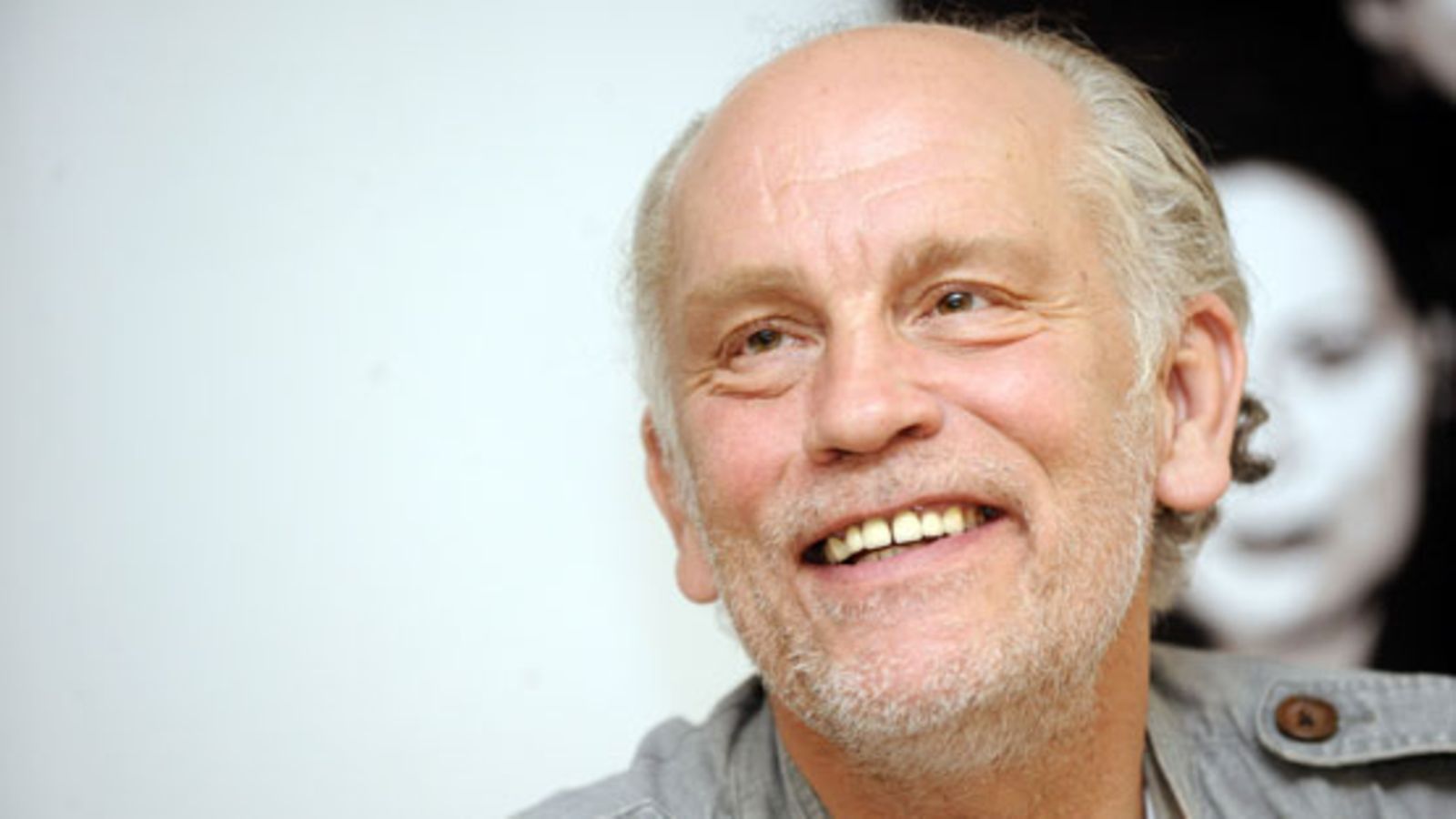 Näyttelijä John Malkovich järjesti tiedotustilaisuuden Turussa. (Kuva: Mikko Stig/Lehtikuva)