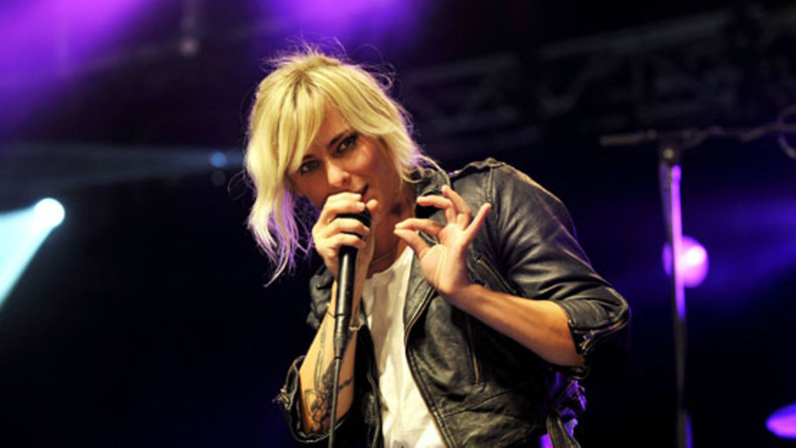 The Soundsin laulaja Maja Ivarsson kuvattuna Ruisrockissa vuonna 2008. (Kuva: Roni Rekomaa/Lehtikuva)