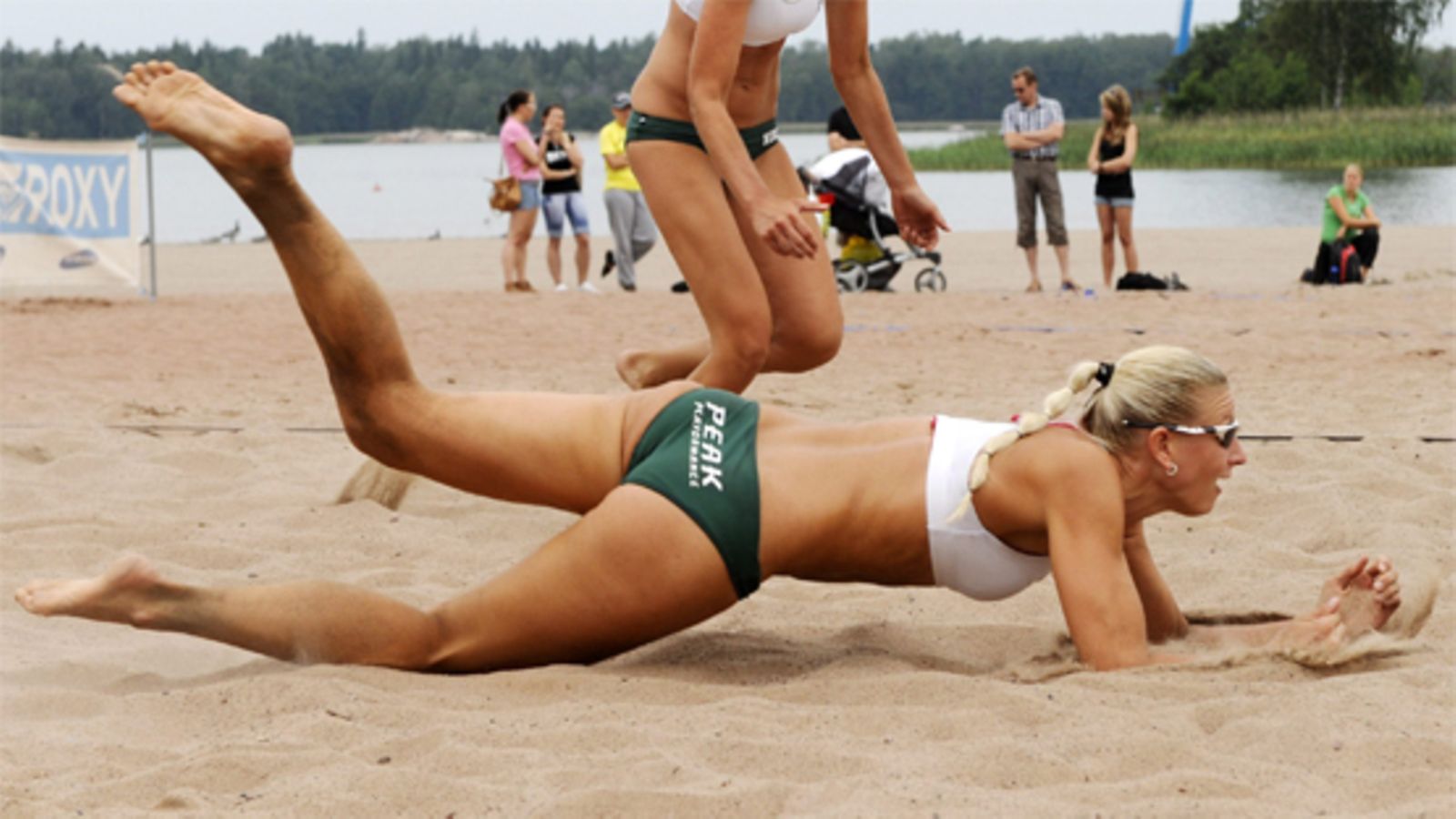 Beach Volley Pro Tourin osakilpailussa Hietaniemen uimarannalla Helsingissä 7. elokuuta 2010. (Kuva: Lehtikuva)