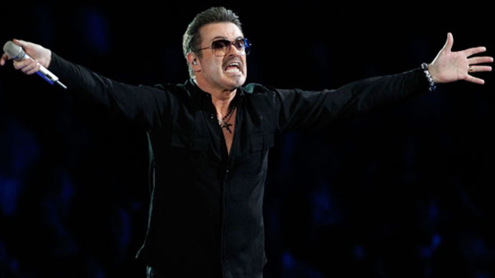 Laulaja George Michael ajoi maasturinsa kaupan seinään. (Kuva: Getty/All Over Press)