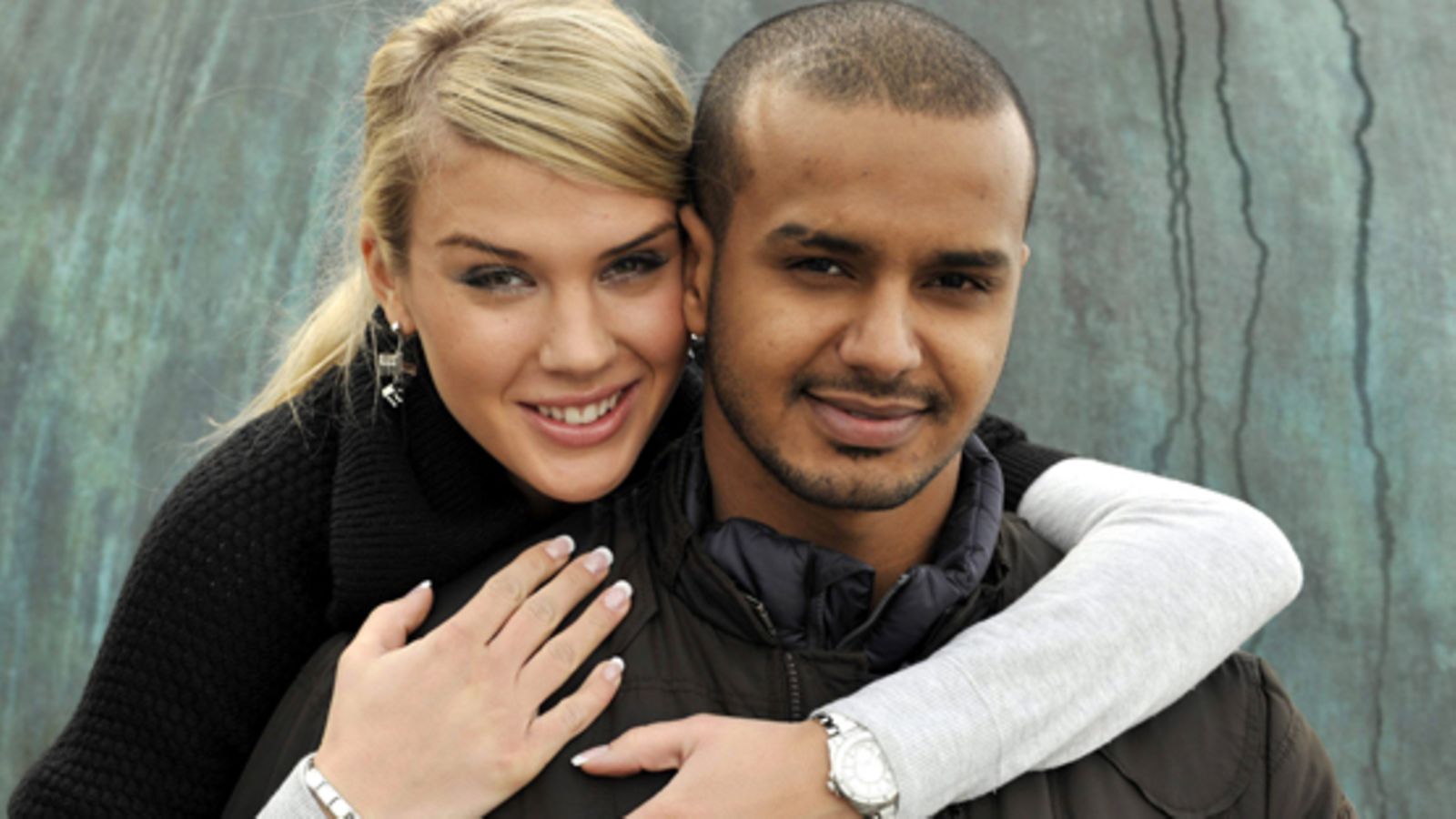 Anni Uusivirta ja poikaystävä Mohamed Khalid rakastuneena.