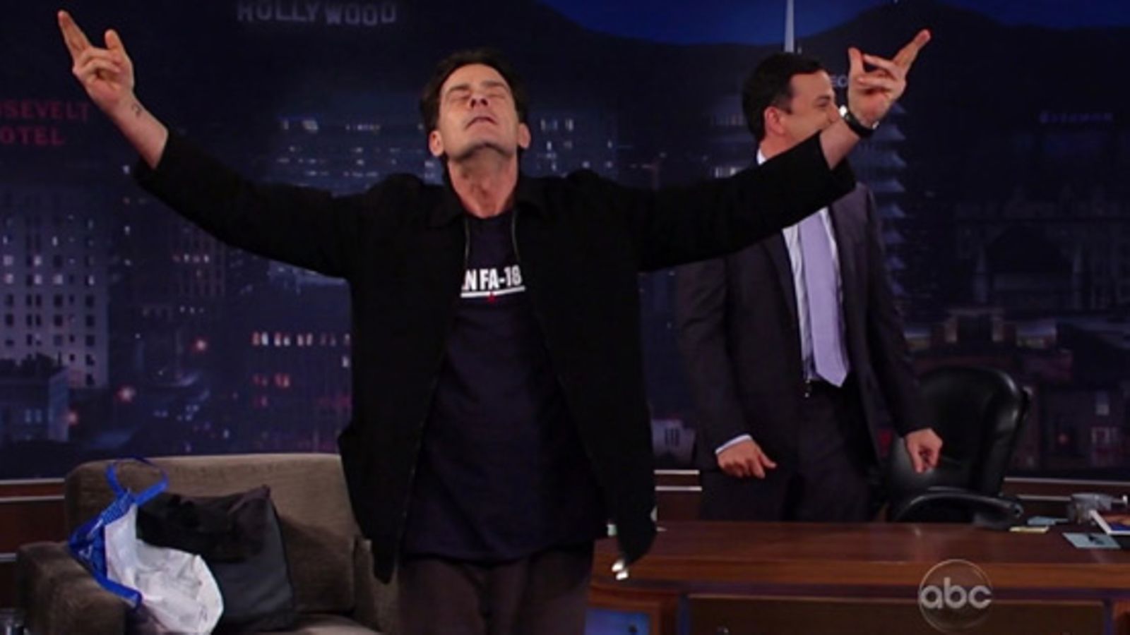 Charlie Sheen villiintyi Jimmy Kimmel -talk show'ssa.