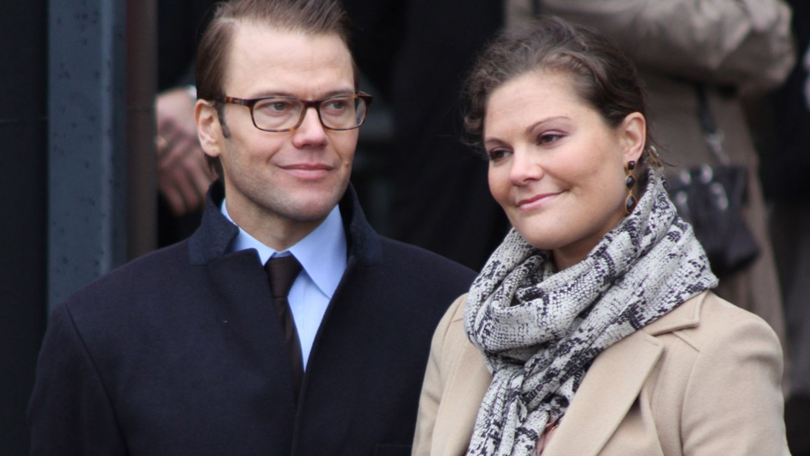 Prinsessa Victoria ja prinssi Daniel Turussa ennen nimikkolaatan ja hylkeen luovuttamista.