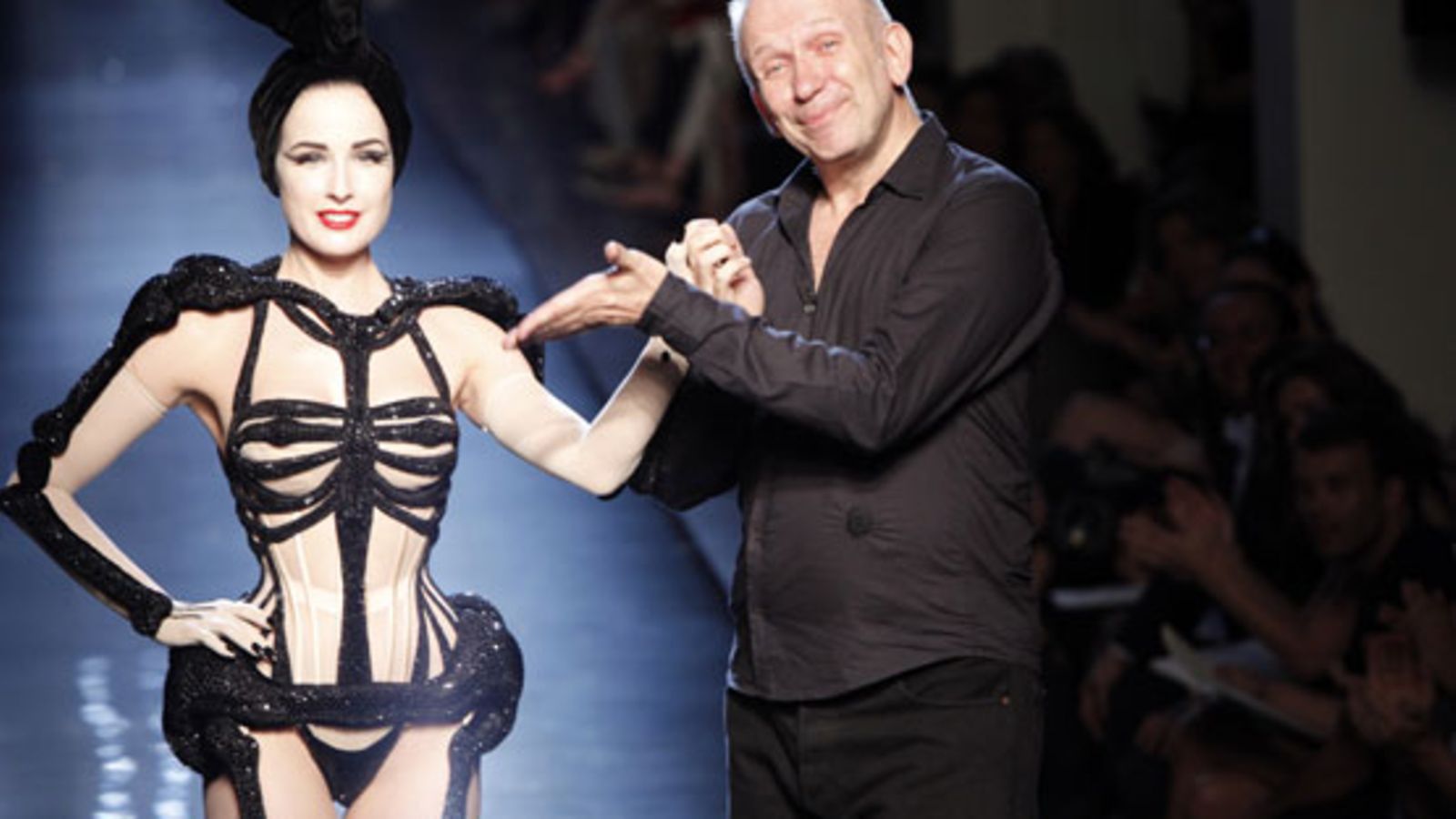 Dita Von Teese oli pukenyt ylleen Jean Paul Gaultierin upeaan korsettiin. (Kuva: EPA)