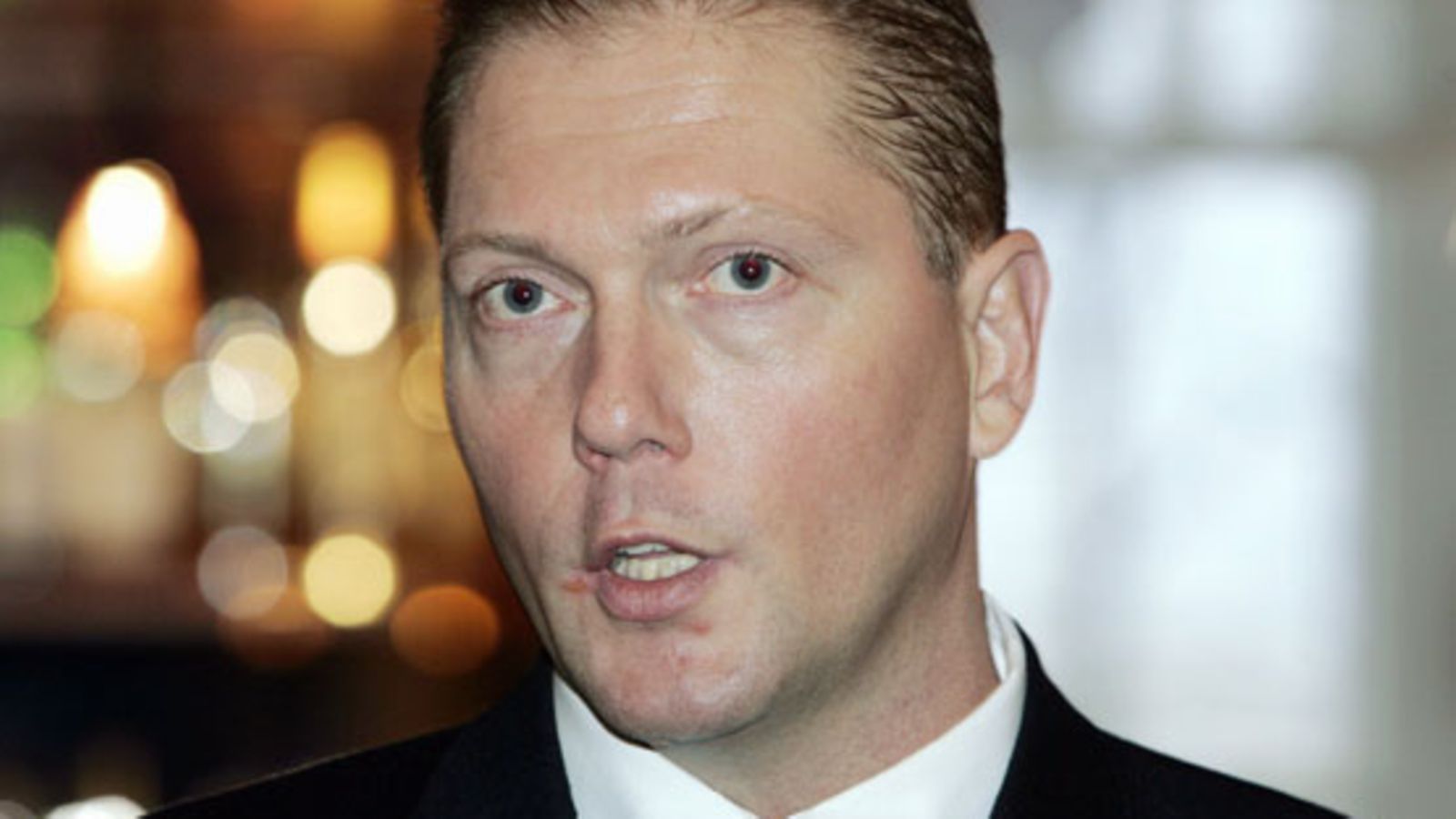 Äiti laittoi Vesa Keskisen ojennukseen (Kuva: Lehtikuva)