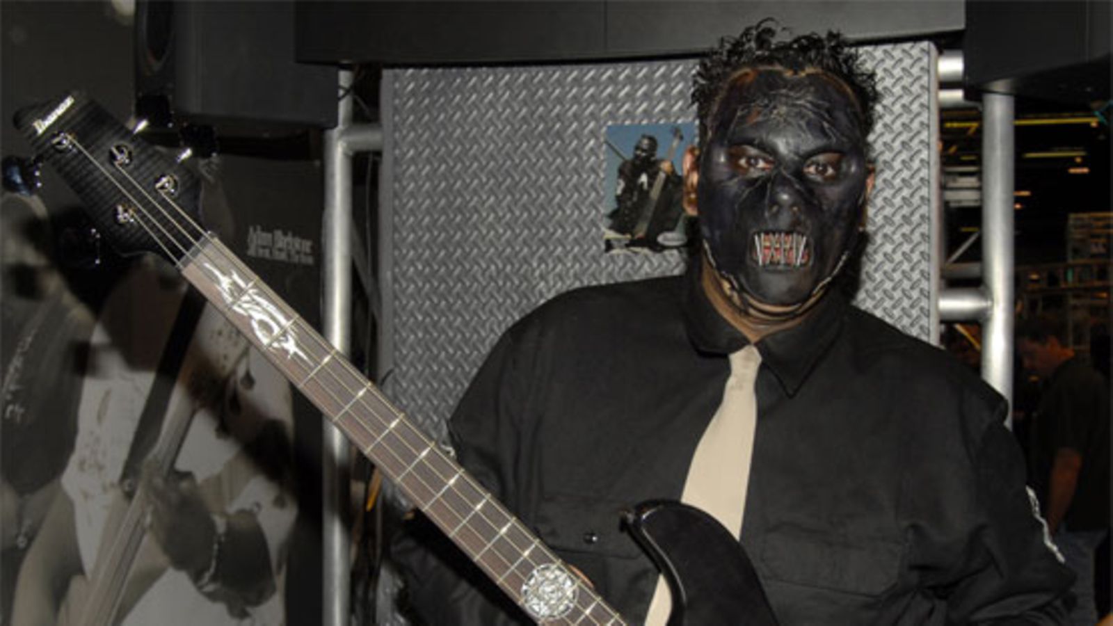 Slipknotin basisti Paul Gray löydettiin kuolleena hotellihuoneesta. Yhtye käyttää esiintyessään maskeja. (Kuva: Wireimage/All Over Press)