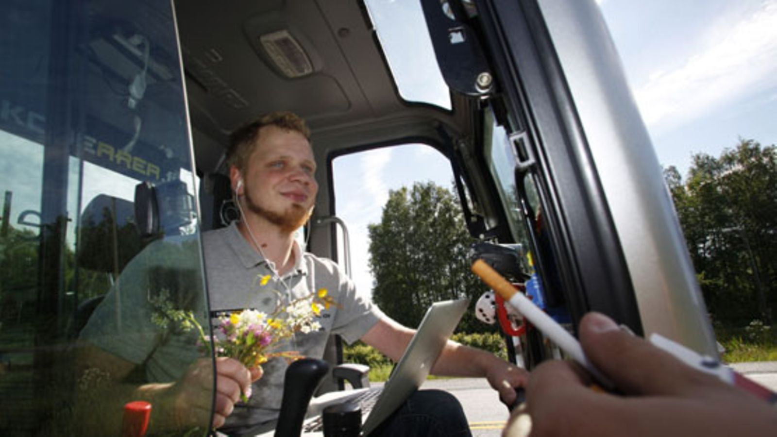 Jukka Mutanen ajaa minikaivurilla Hangosta Kuusamioon. (Kuva: Markku Ruottinen/Lehtikuva)