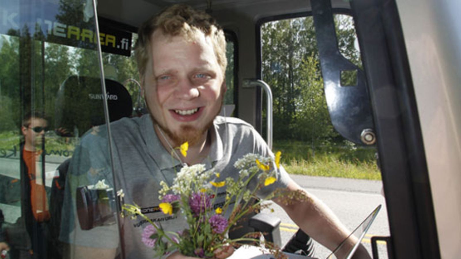 Jukka Mutanen ajaa minikaivurilla Hangosta Kuusamoon. (Kuva: Markku Ruottinen/Lehtikuva)