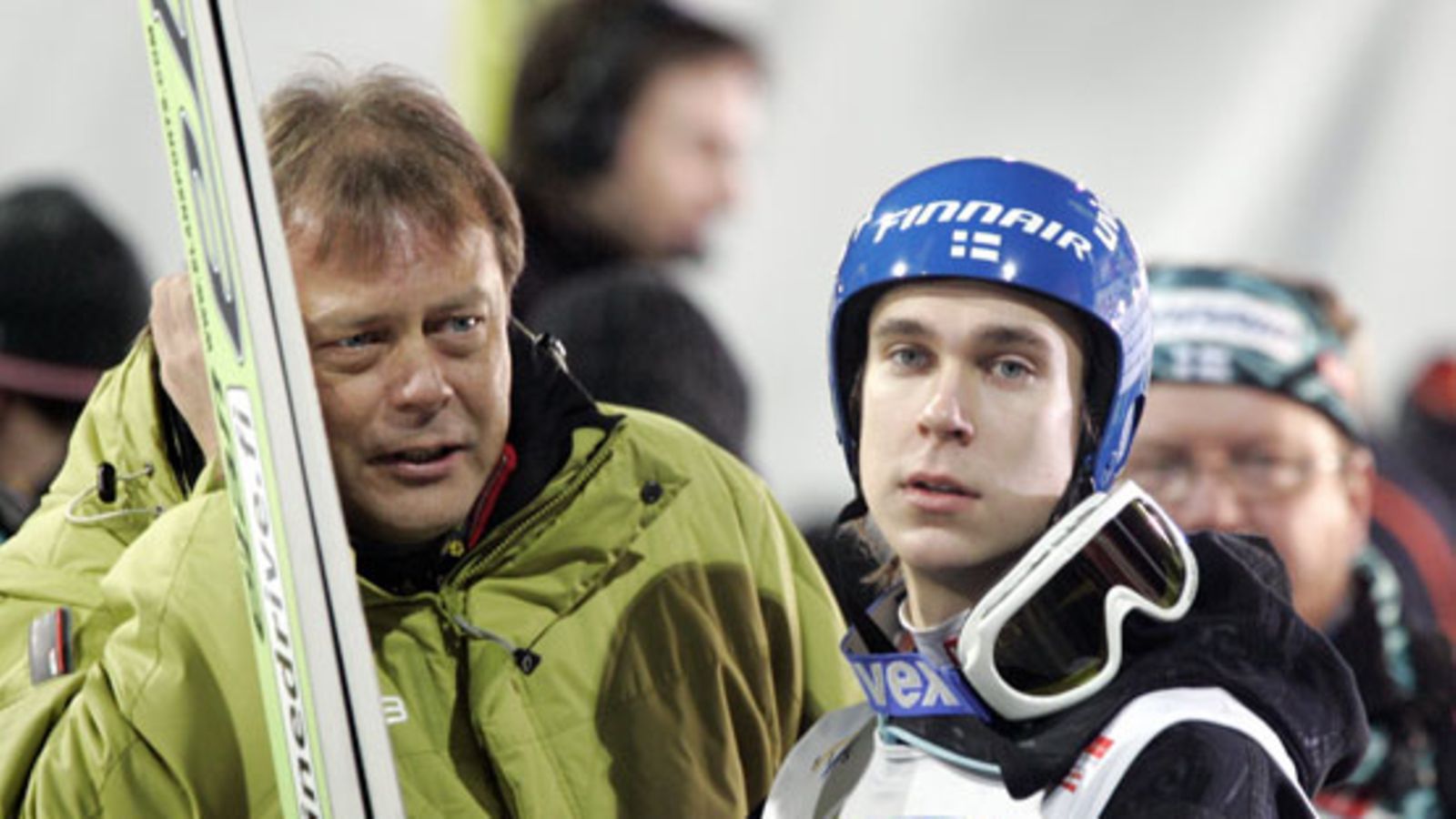 Jari Porttila haastattelemassa mäkihyppääjä Arttu Lappia vuonna 2007. (Kuva: Martti Kainulainen/Lehtikuva)
