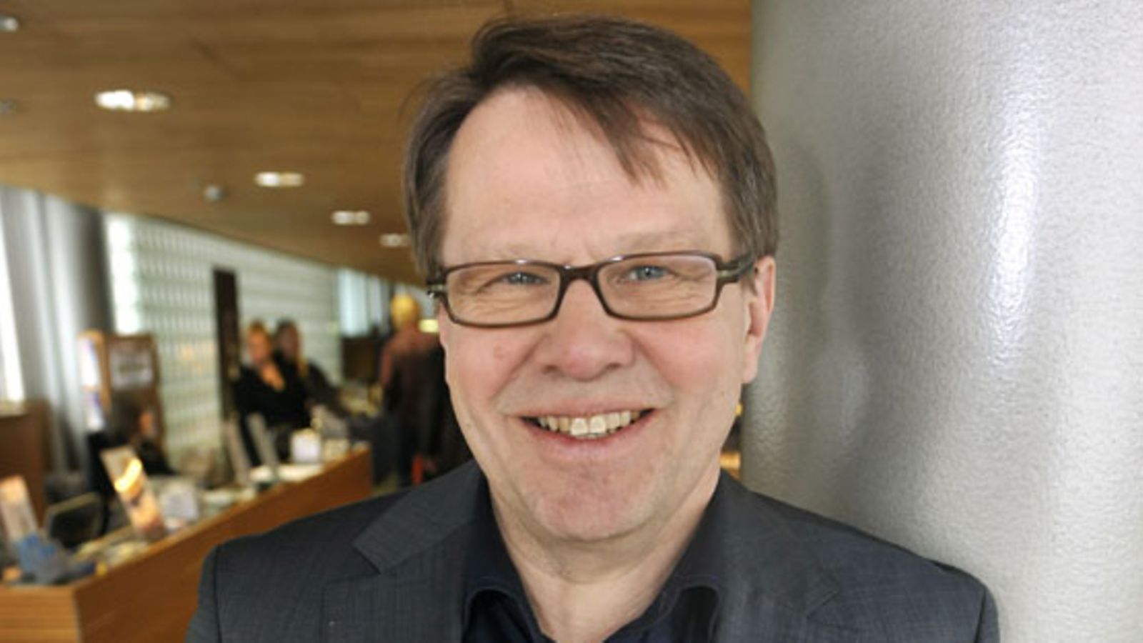 Kari Häkämies uuden kirjansa kanssa. (Kuva: Lehtikuva)