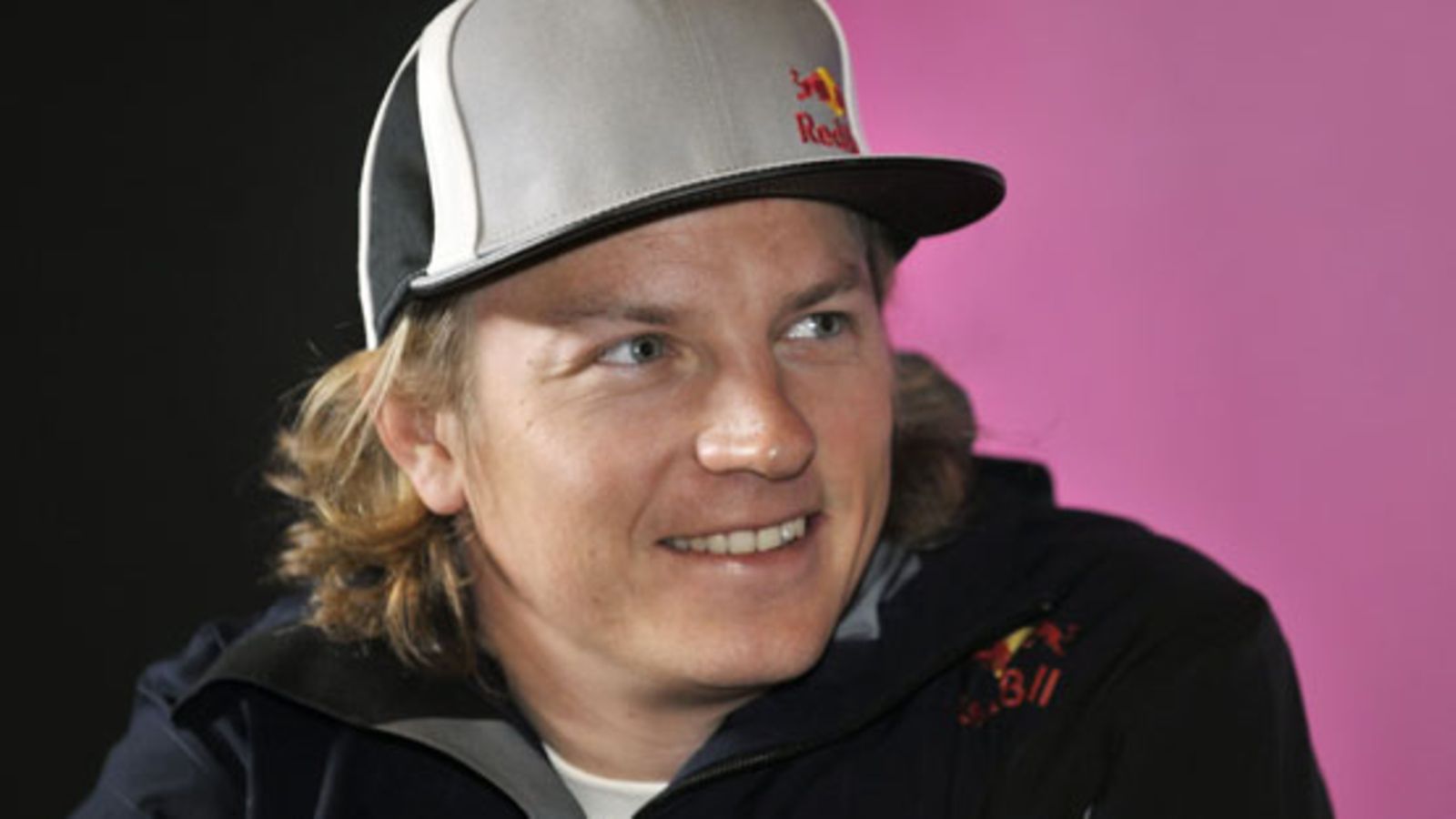 Kimi Räikkönen oli hyväntuulisena Helsingissä tiistaina. (Kuva: Lehtikuva)