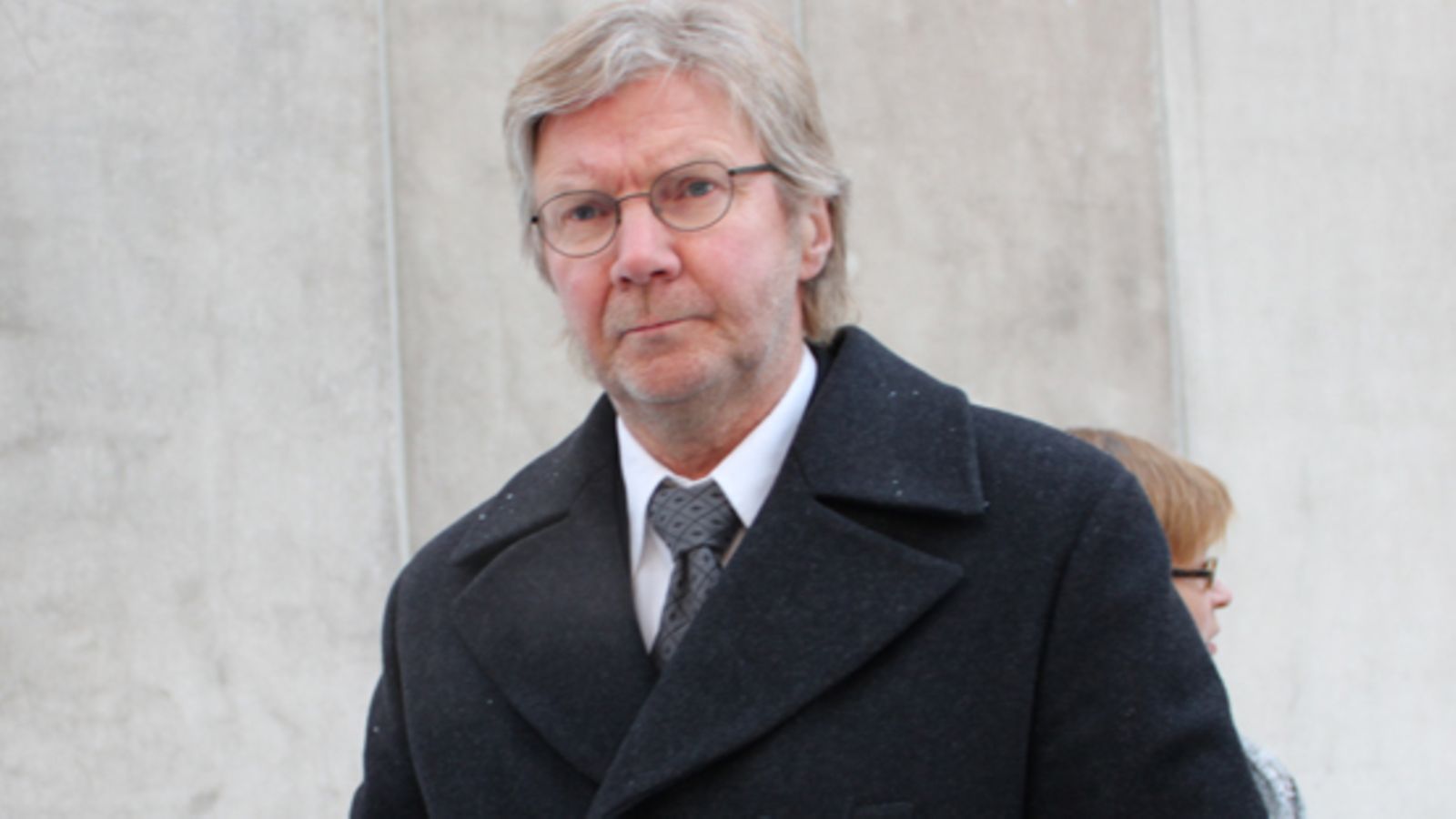 Pirkka-Pekka Petelius saapui Kari Tapion hautajaisiin.