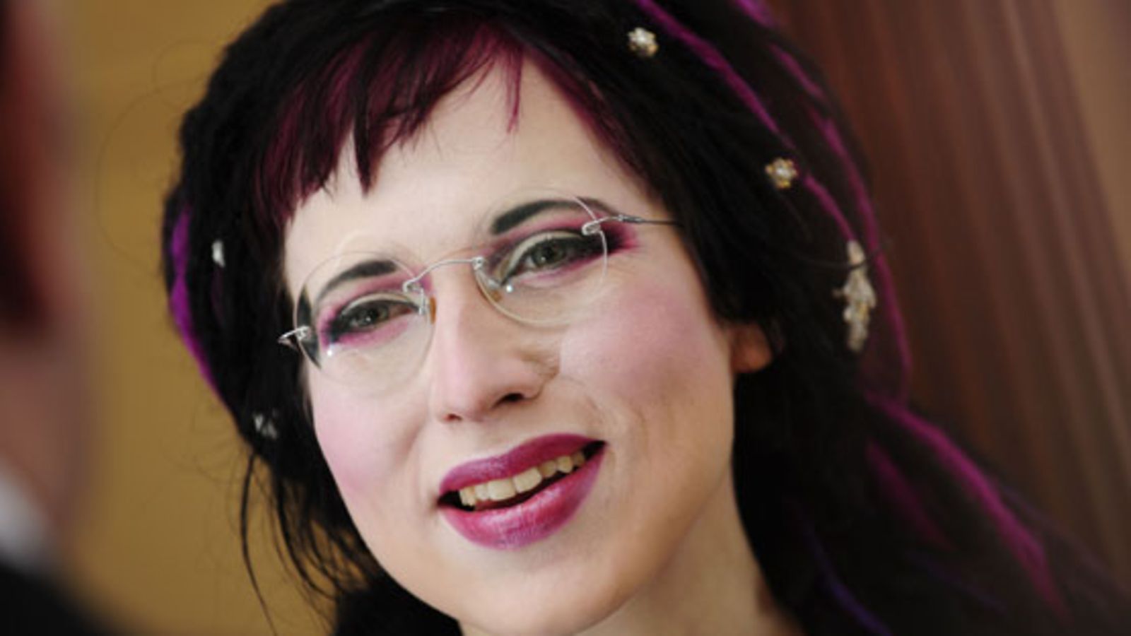 Kirjailija Sofi Oksanen on tienannut Puhdistus-romaanillaan yli puoli milljoonaa. (Kuva: Heikki Saukkomaa/Lehtikuva)