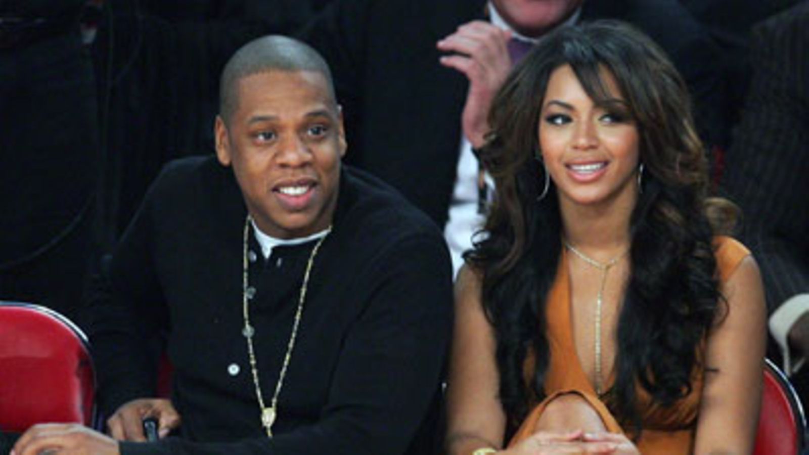 Kihlapari? Jay-Z ja Beyoncé nauttivat koripallosta (Kuva: Ethan Miller/Getty Images)