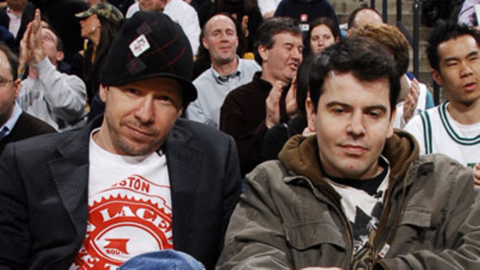 Entiset NKOTB-tähdet Donnie Wahlberg ja Jordan Knight (Kuva: Brian Babineau/NBAE via Getty Images)