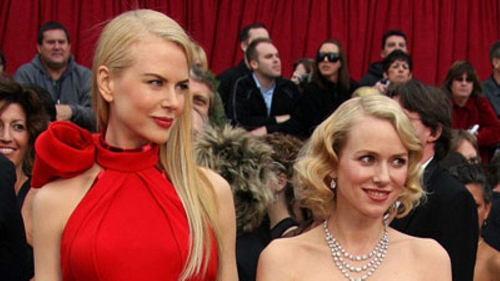 Nicole Kidman ja Naomi Watts punaisella matolla helmikuussa 2007 (Kuva: Frazer Harrison/Getty Images)