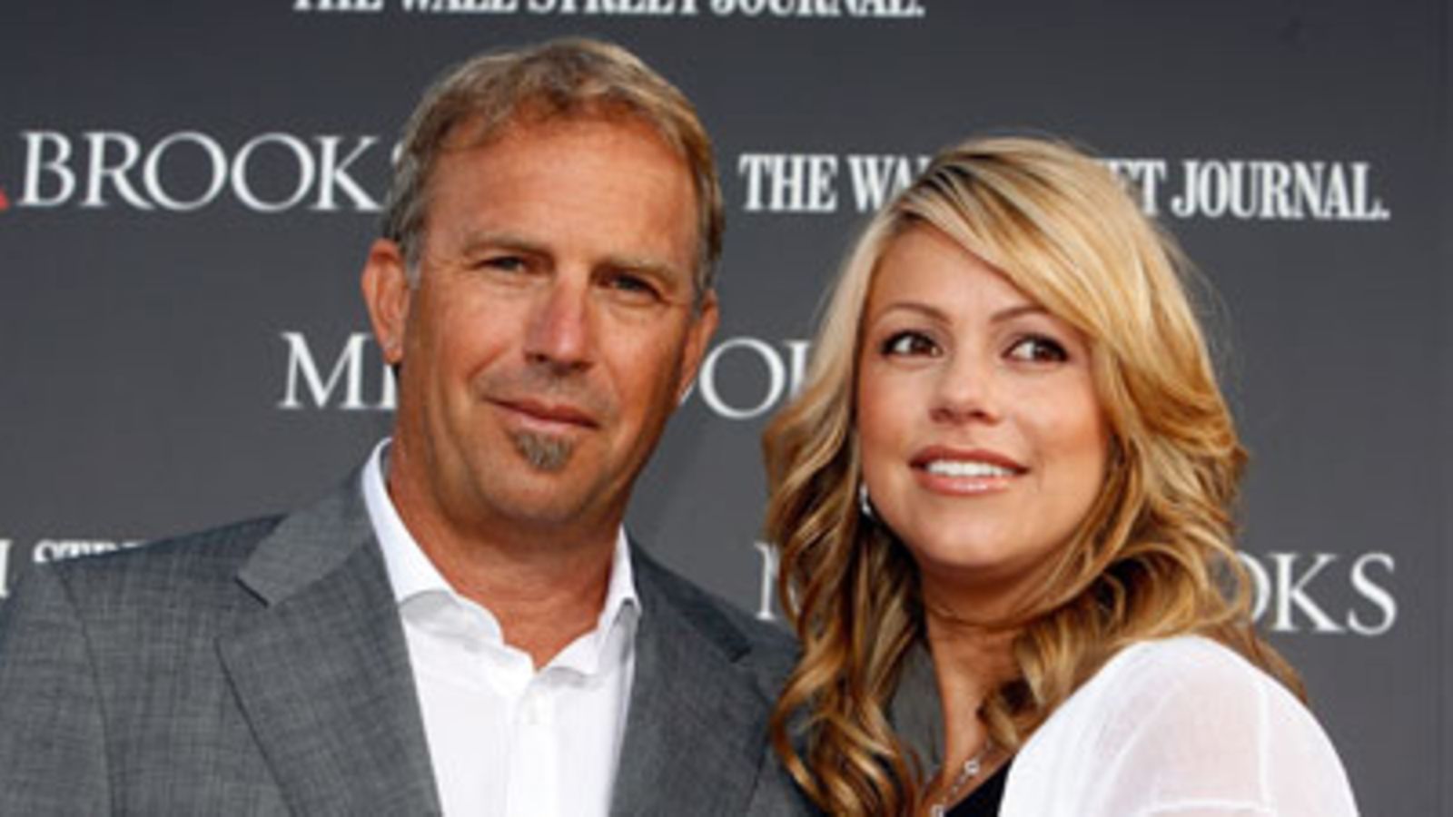 Kevin Costner vaimonsa  Christine Baumgartner  kanssa (Kuva: Kevin Winter/Getty Images)