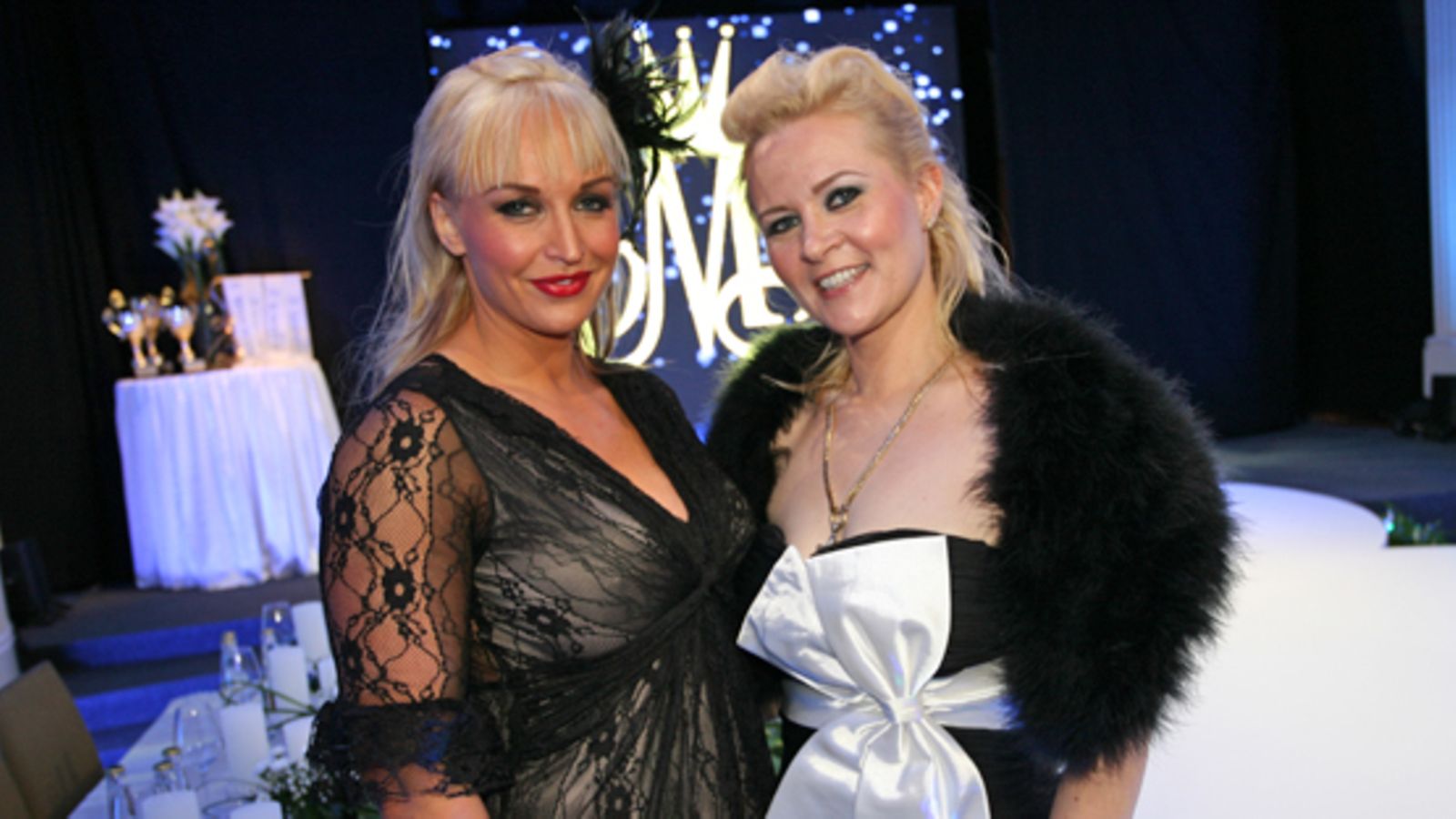 Missikiertueen järjestäjät Jutta Gustafsberg ja Sunneva Kantola Miss Suomi 2011 -finaalissa.