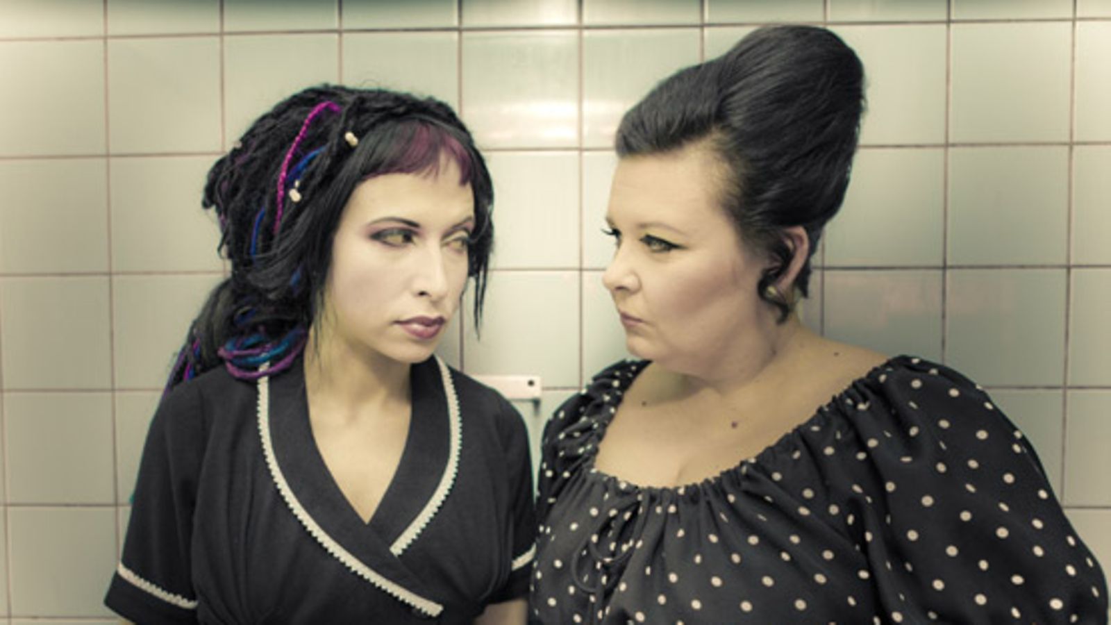 Kirjailija Sofi Oksanen  ja muusikko Maija Kaunismaa