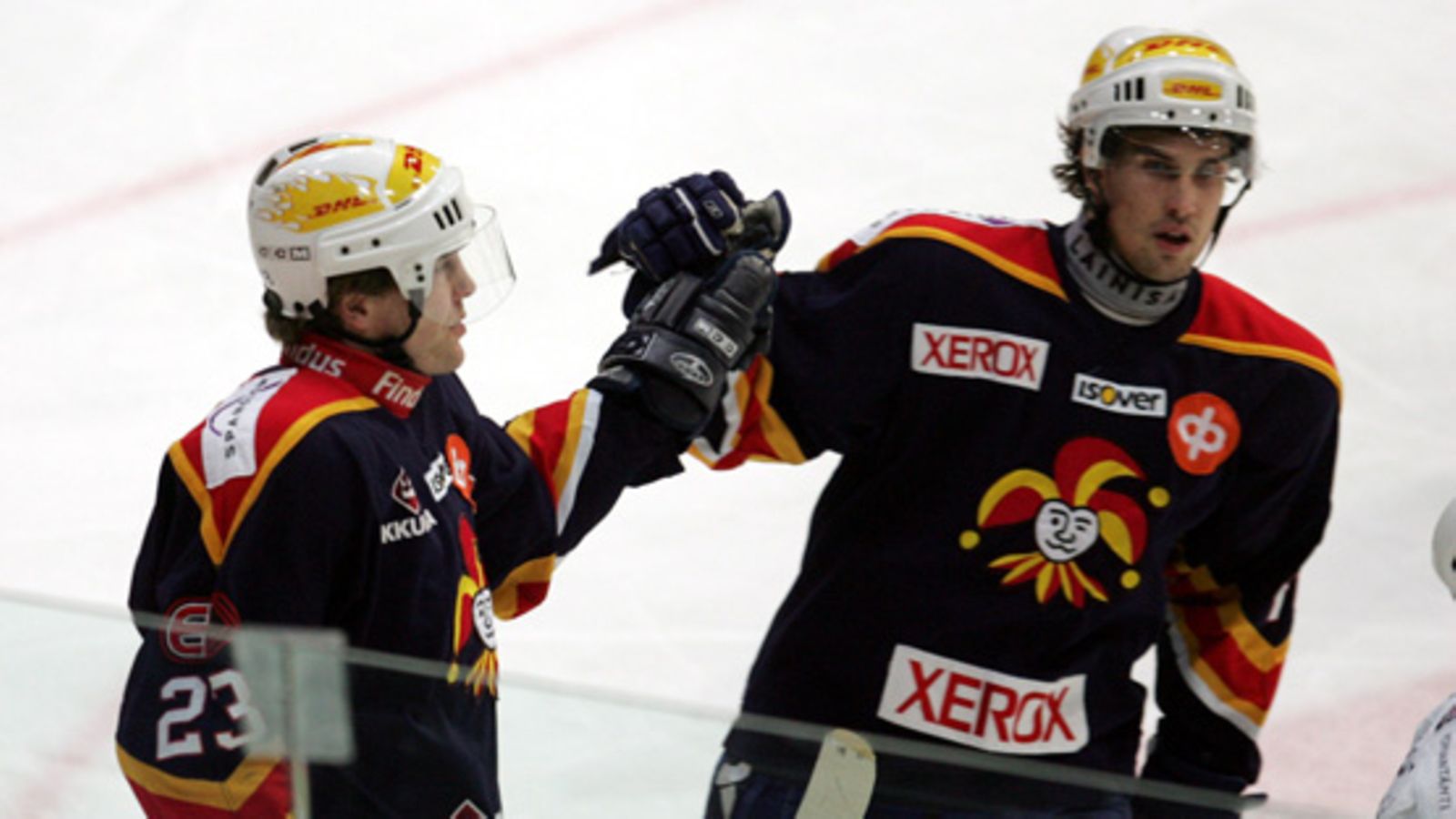 Kuparinen (oik.) ja Petri Varis tuulettavat maaliskuussa 2007.