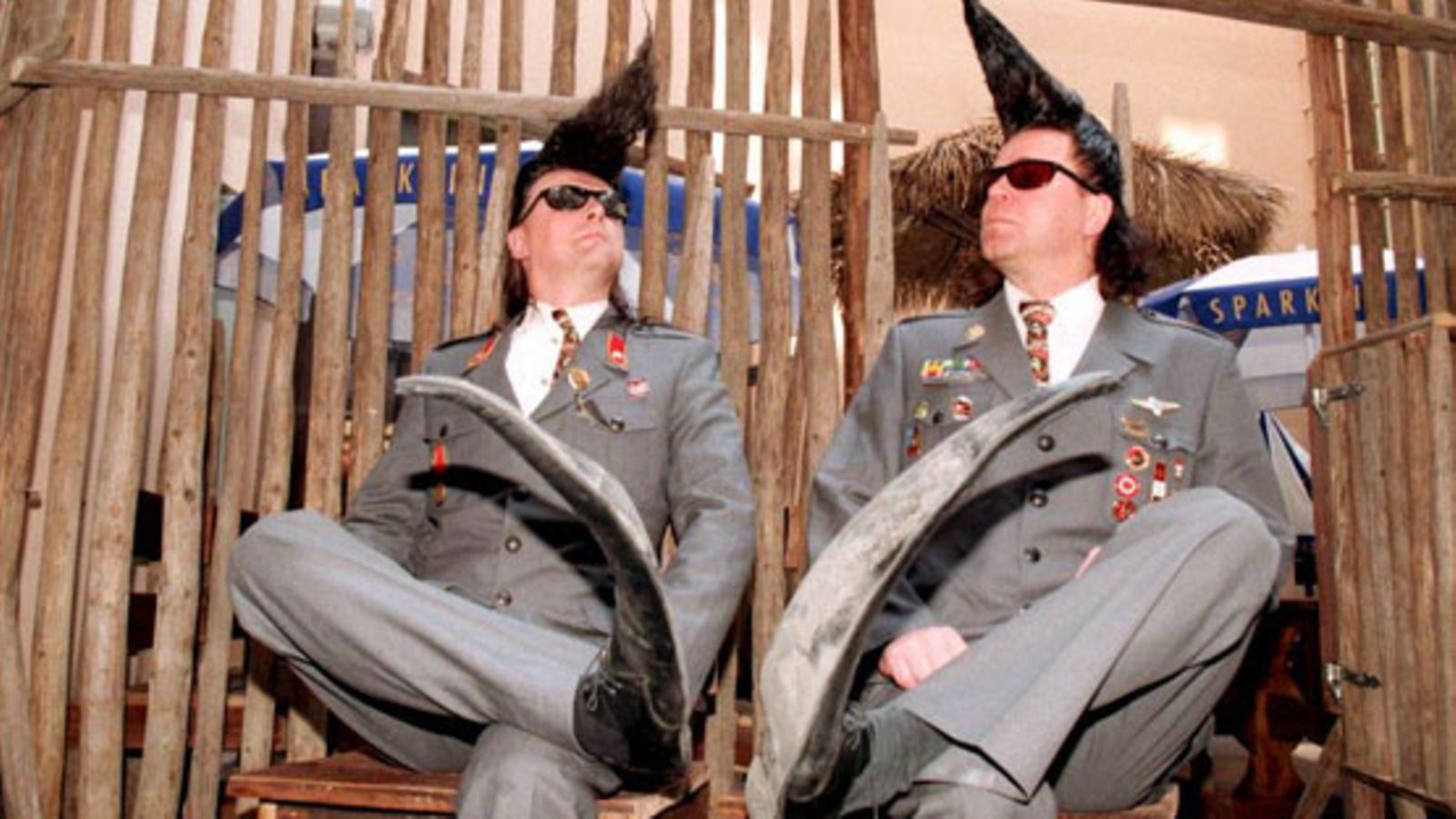 Sleepy Sleepers -veteraanit Sakke Järvenpää ja Mato Valtonen Leningrad Cowboys -asuissa. Kuva: Lehtikuva.