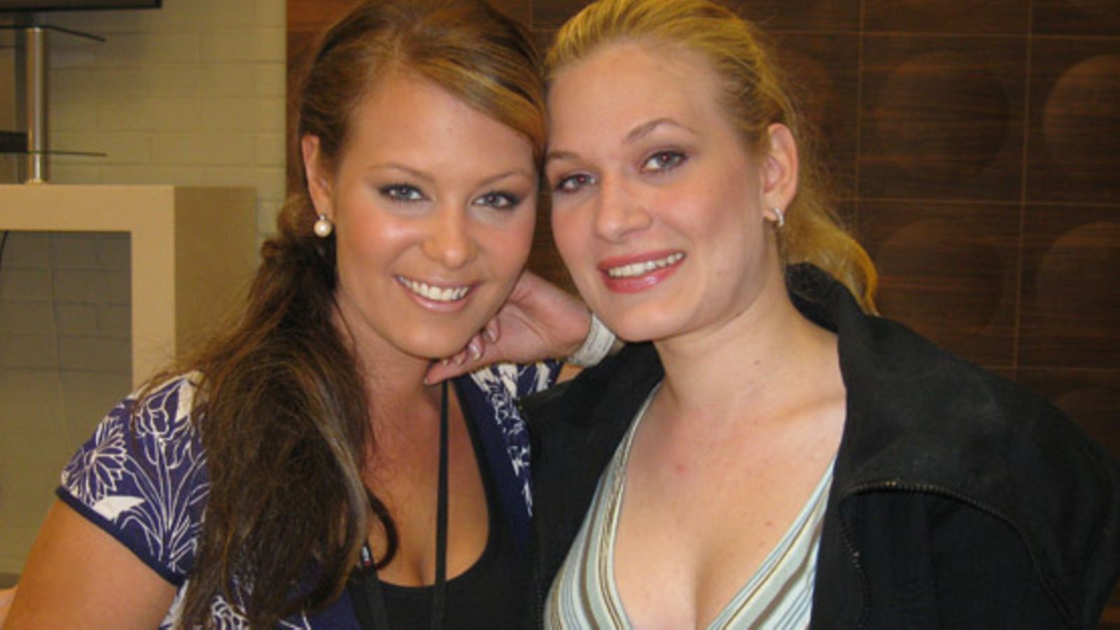Juontajat Jenni Myller (vas.) ja Sofia Sax (Kuva: MTV3)