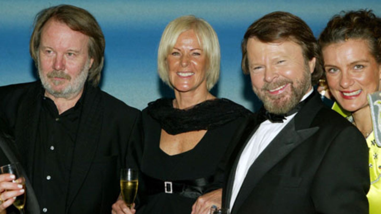 Benny Andersson, Frida Lyngstad, Björn Ulvaeus ja tuntematon lady. Kuva: GettyImages