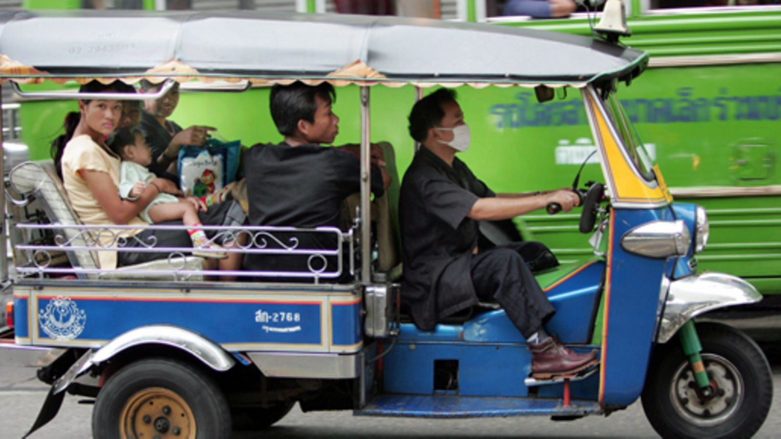 Tuk-tuk-bussi Bangkokissa  (Lehtikuva)