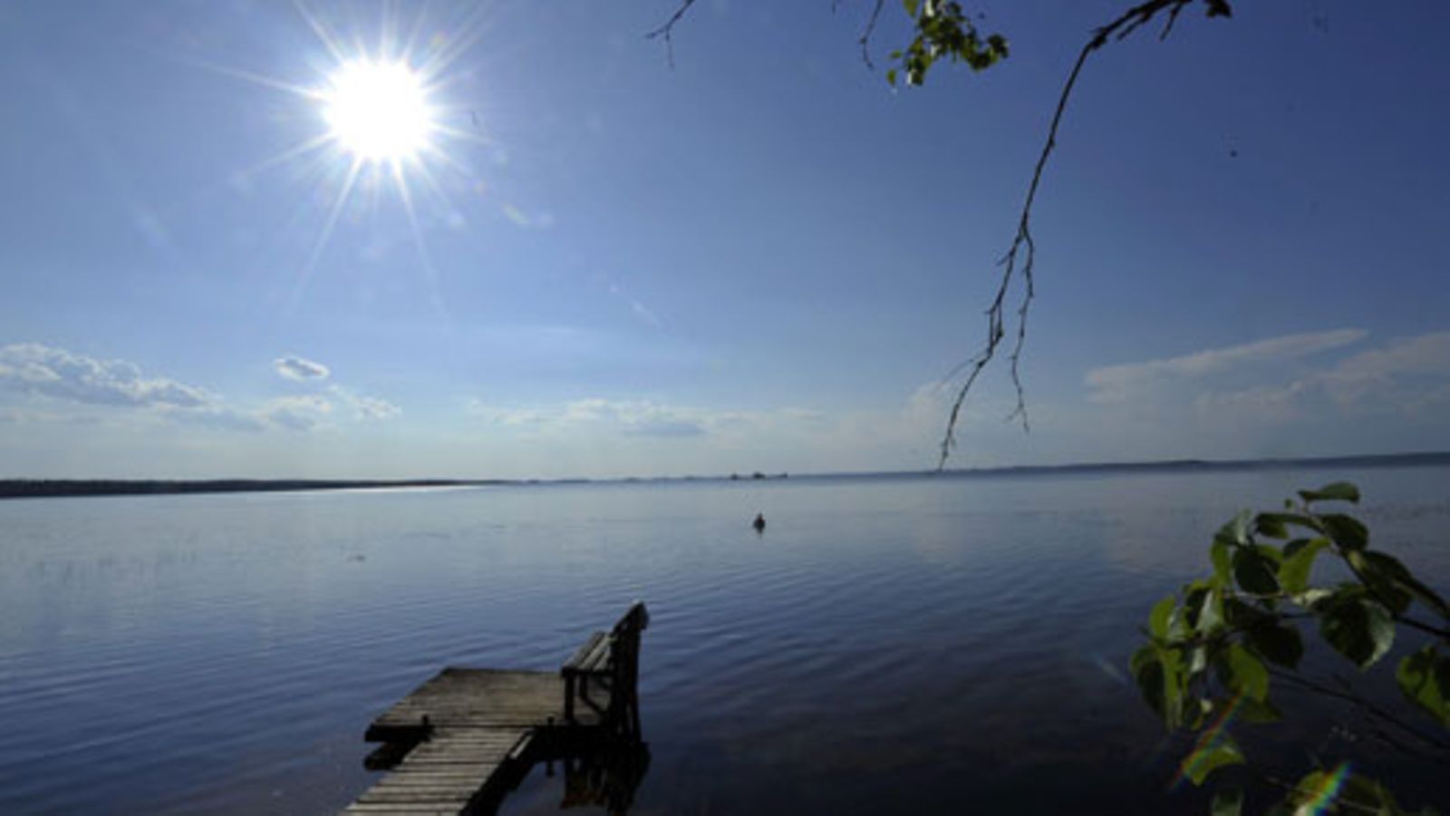 Aurinko paistaa pilvettömältä taivaalta Lestijärvellä 11. kesäkuuta 2011.