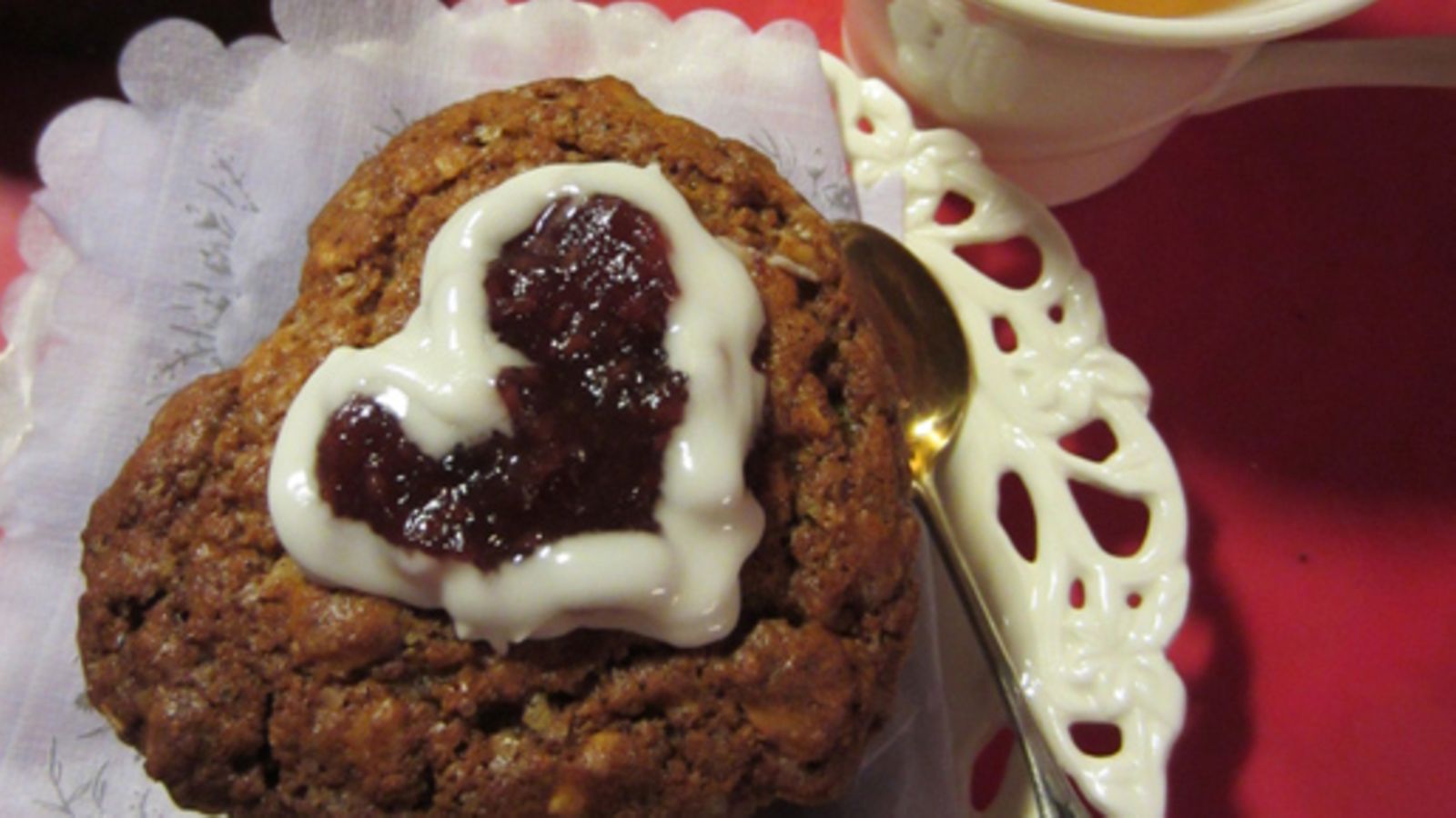 Runebergin torttu tummilla jauhoilla.