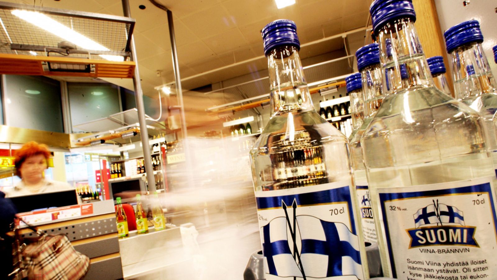 Muutama asiakas nouti juhannusjuomia Forumin Alkosta Helsingissä vielä juhannuksen aatonaattoiltana 21. kesäkuuta 2007.