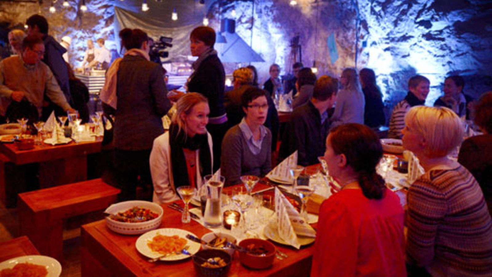 Asiakkaat illallistivat pitkän pöydän ääressä Murun pop up -ravintolassa Tytyrin kaivoksilla syksyllä 2012.