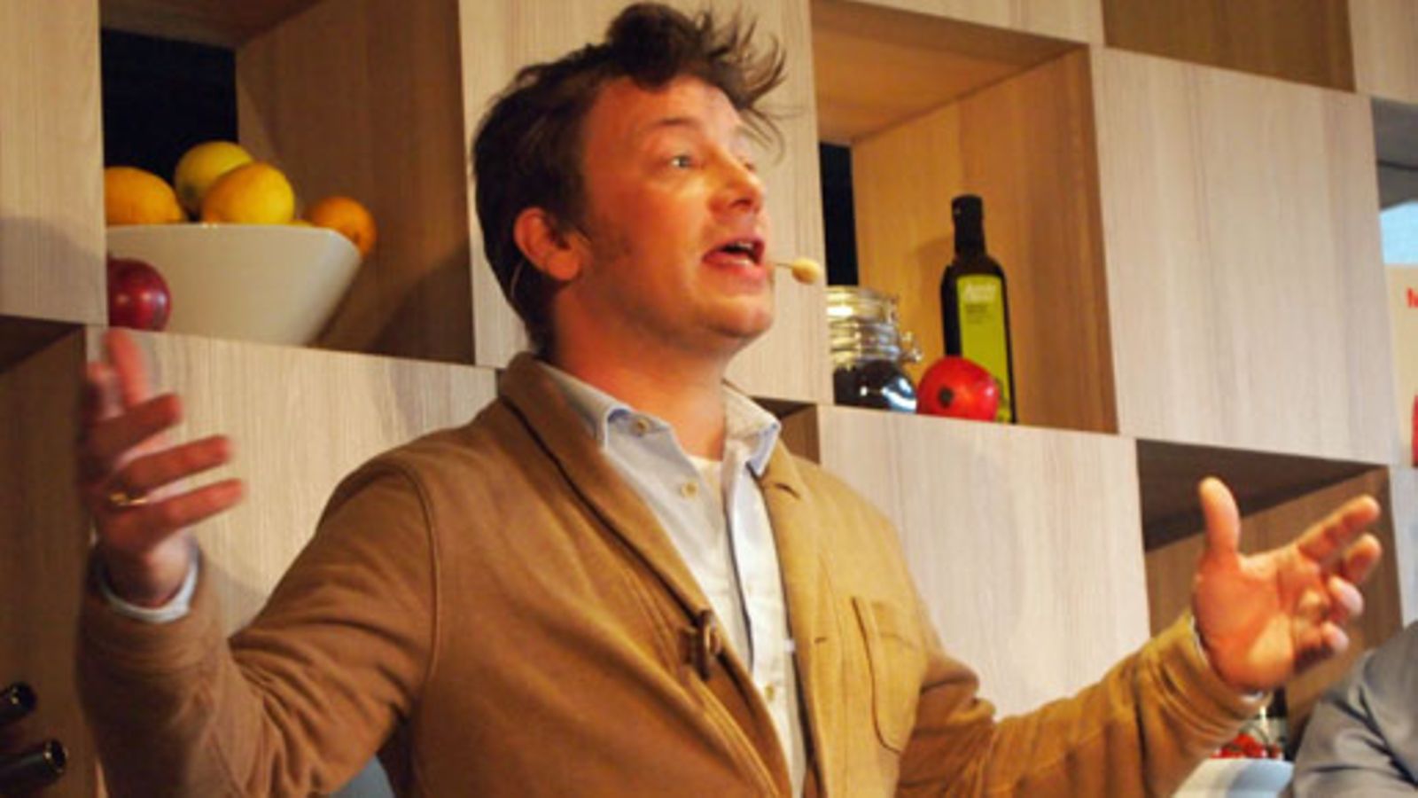 Jamie Oliver esitteli Scandic-hotelleille loihtimaansa kesämenua Tukholmassa perjantaina 12.4.2013.