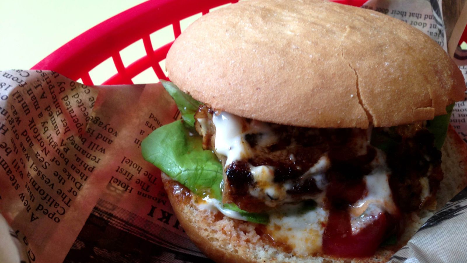 Korean BBQ -burger Särkänniemen Midhill-ravintolassa.