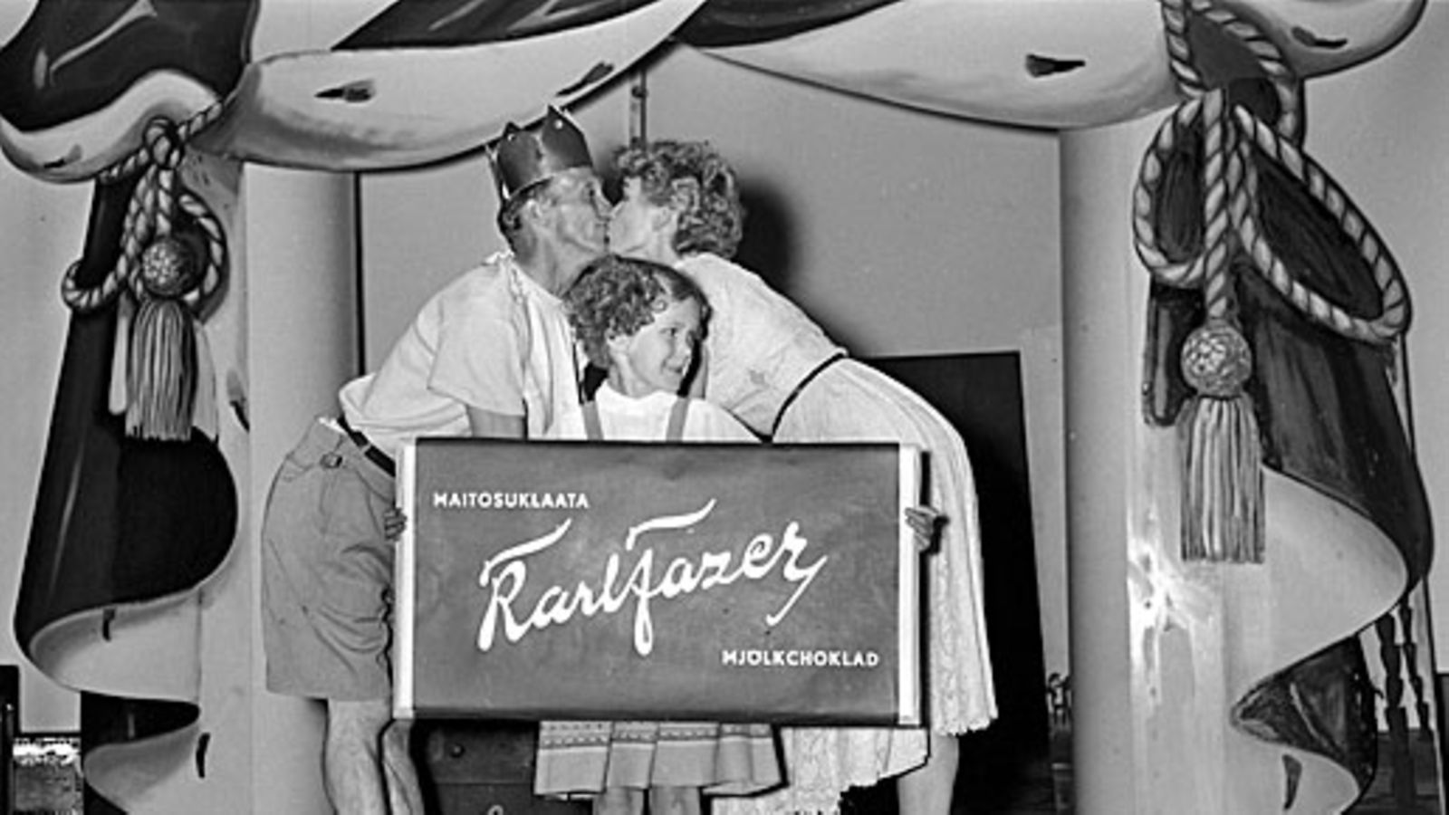 Mainosten kirjoittaminen ei aina ole niin helppoa. Kuvassa Linnanmäen mainosesitys vuodeslta 1953.
