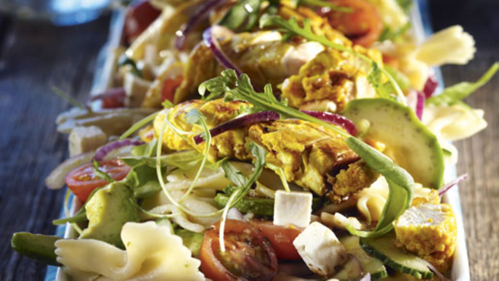 Feta-avokado-pastasalaatti broilerilla muodostaa ruokaisan annoksen.