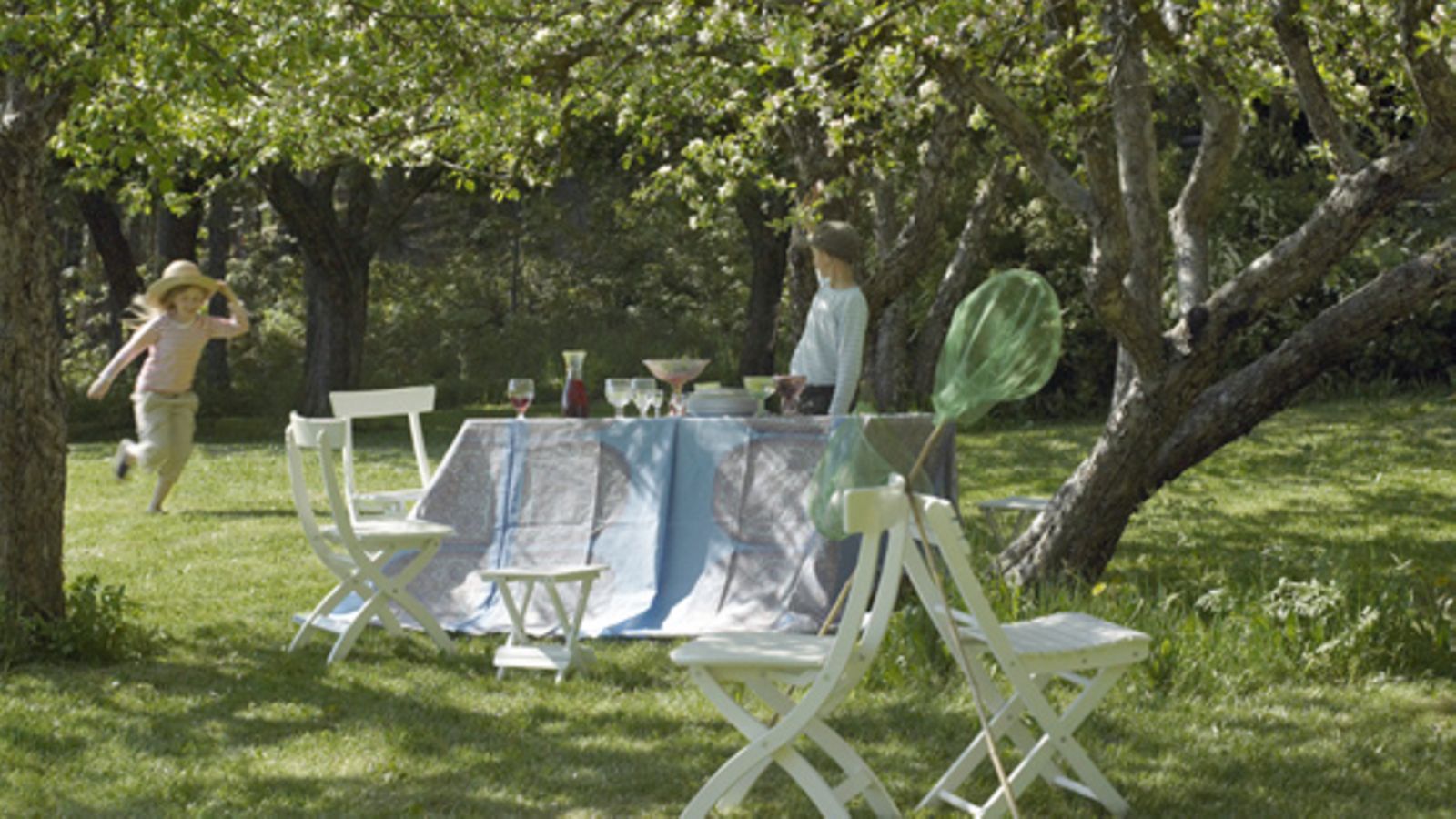 Kesä loppuu puutarhajuhliin. (Marimekko)