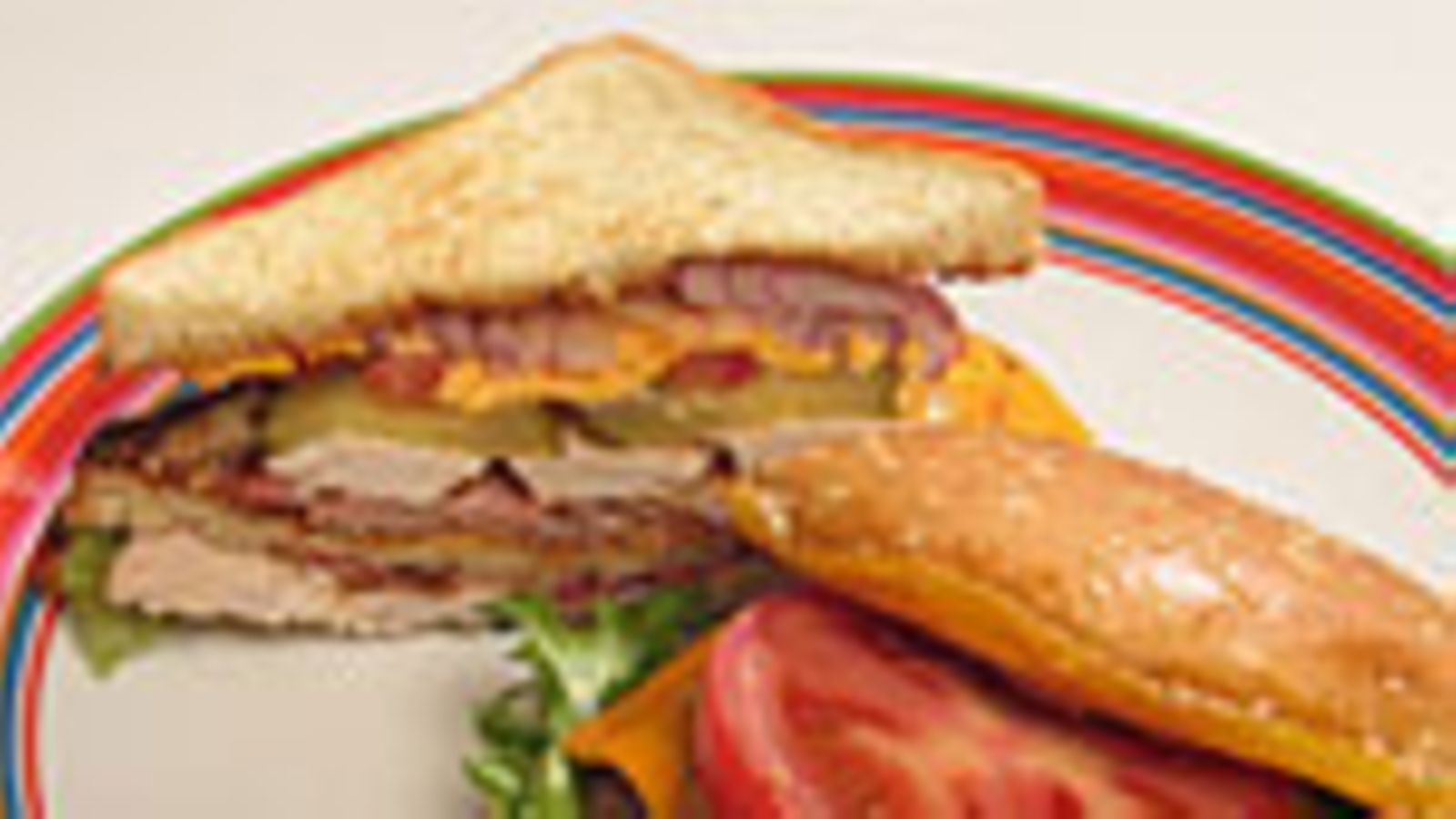 juustohampurilainen ja club-sandwich